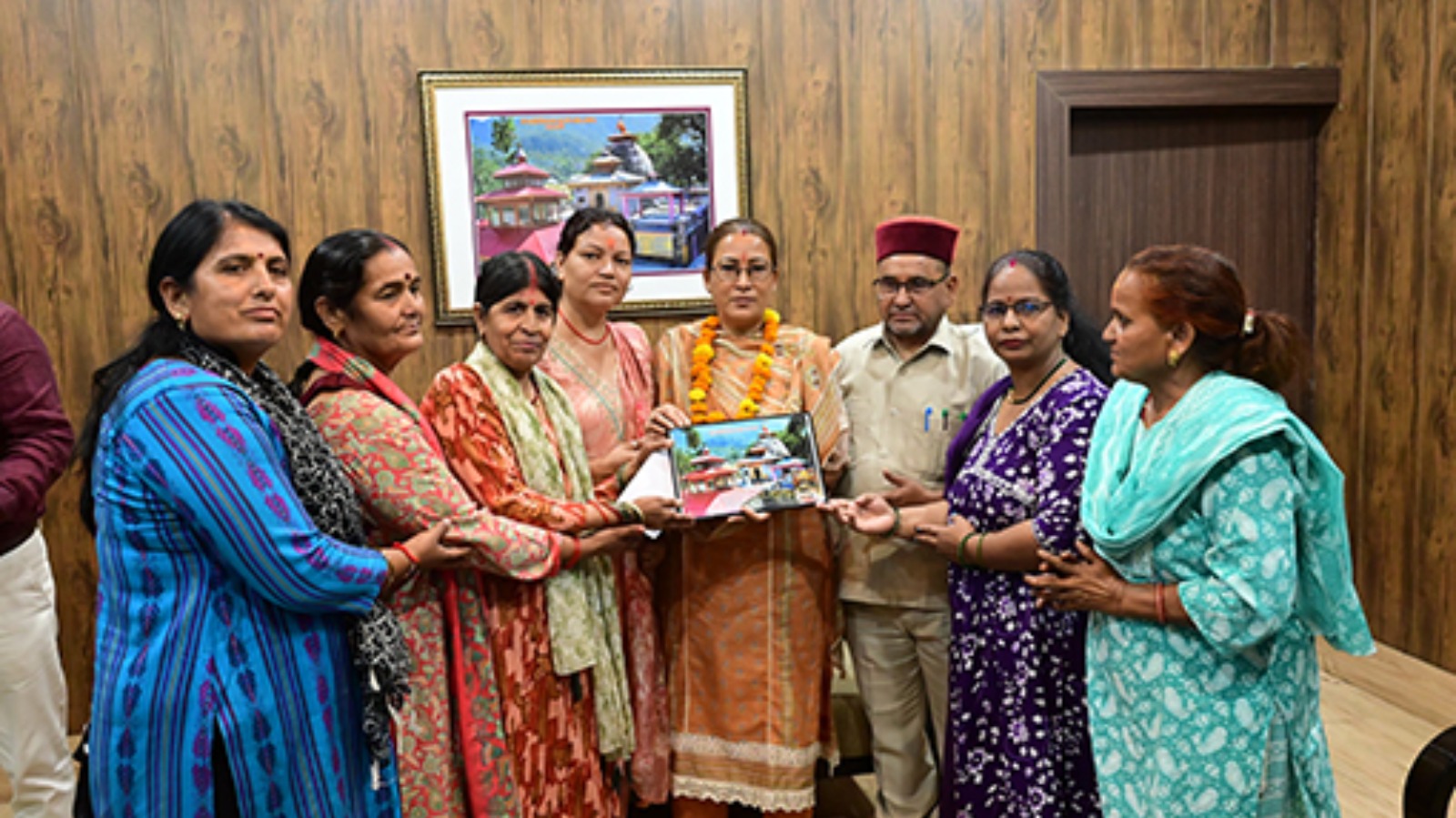 आंगन का मिलन कार्यक्रम को लेकर मंत्री रेखा आर्या ने अधिकारियों संग की समीक्षा बैठक