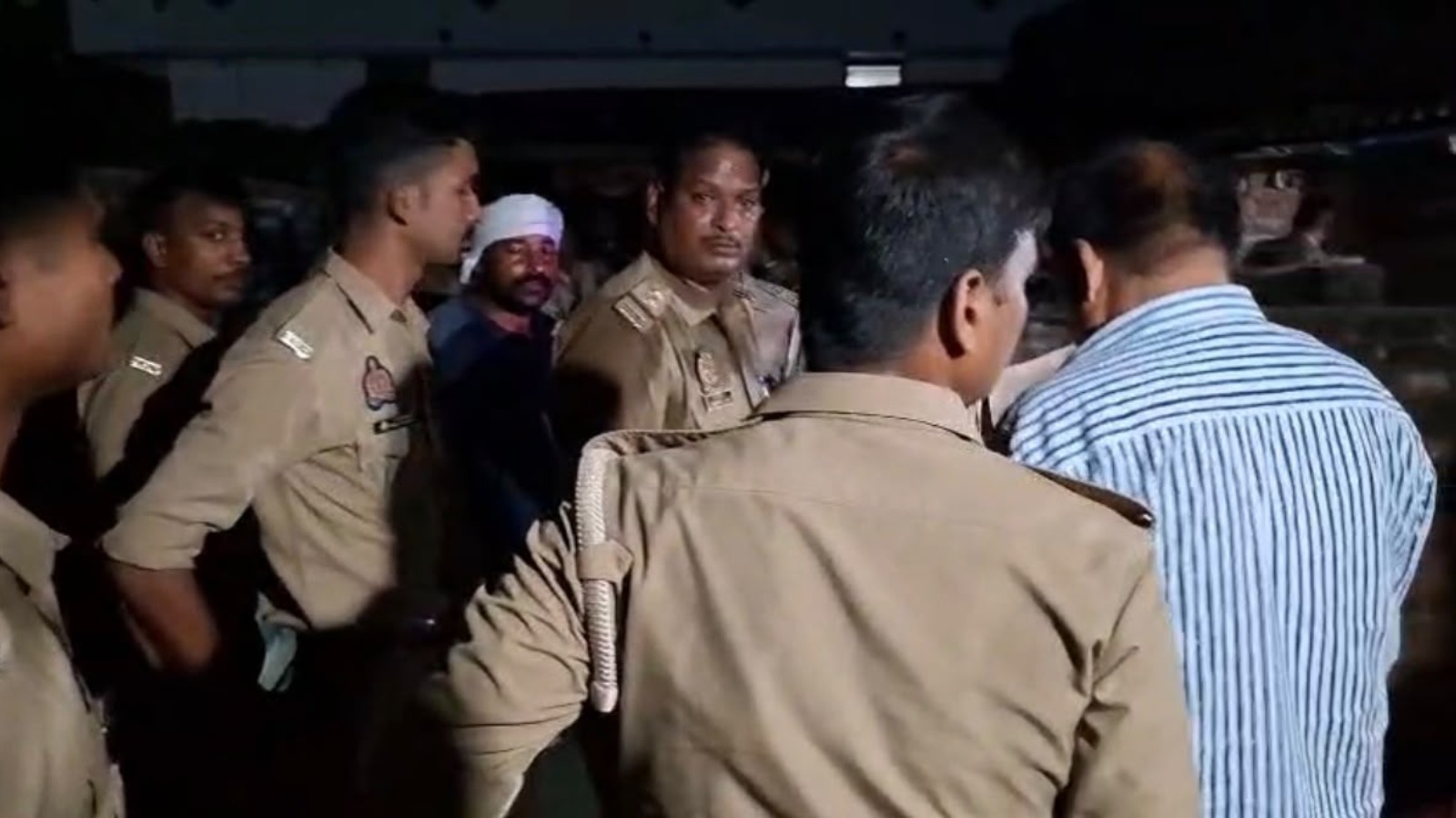 आजमगढ के अहिरौला मे पति ने अपनी पत्नी समेत दो ब्राह्मणों की गोली मारकर की हत्या,घर मे चल रहीं थी पूजा !