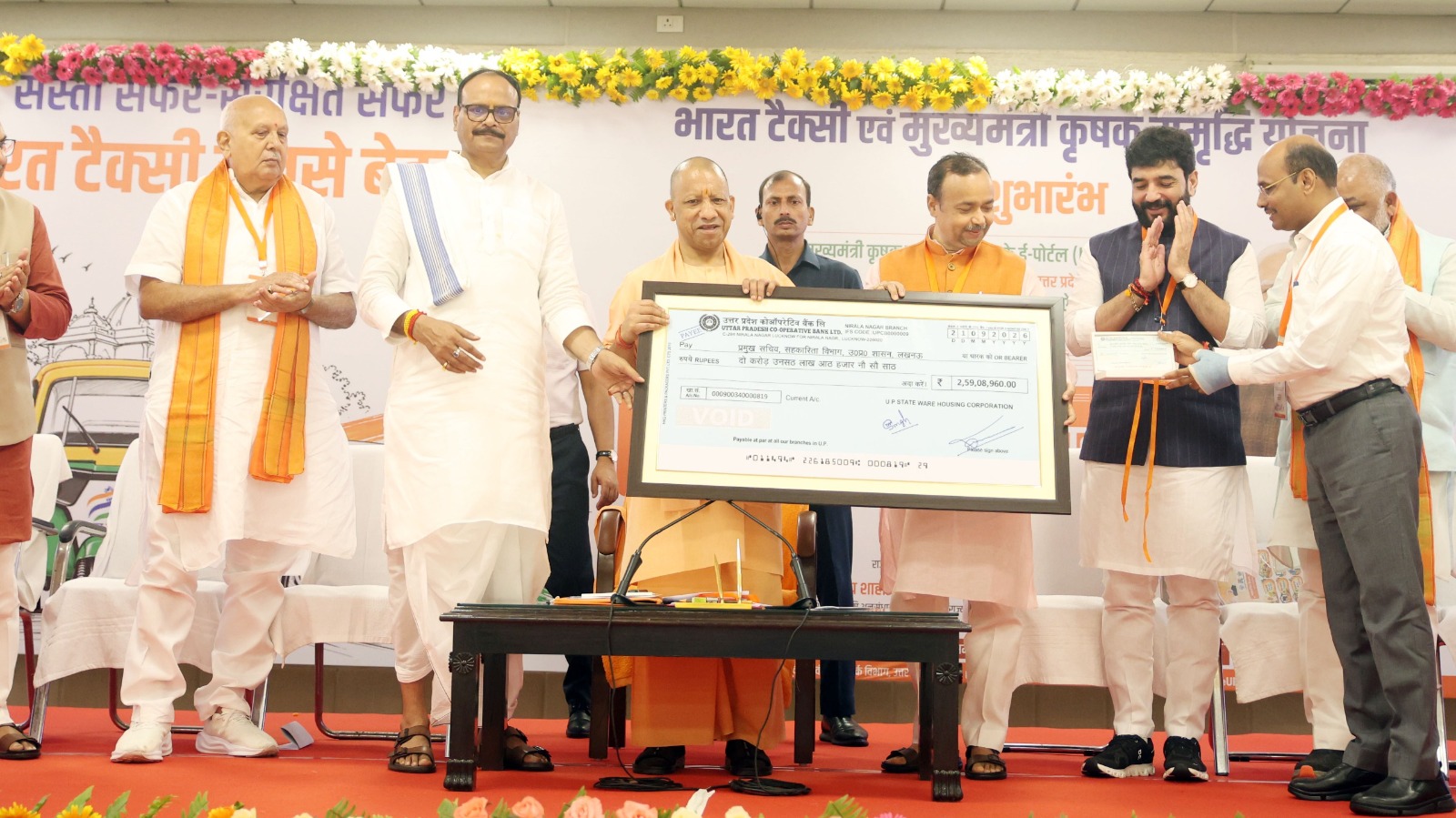 सीएम योगी ने भारत टैक्सी के पांच सारथियों को किया सम्मानित