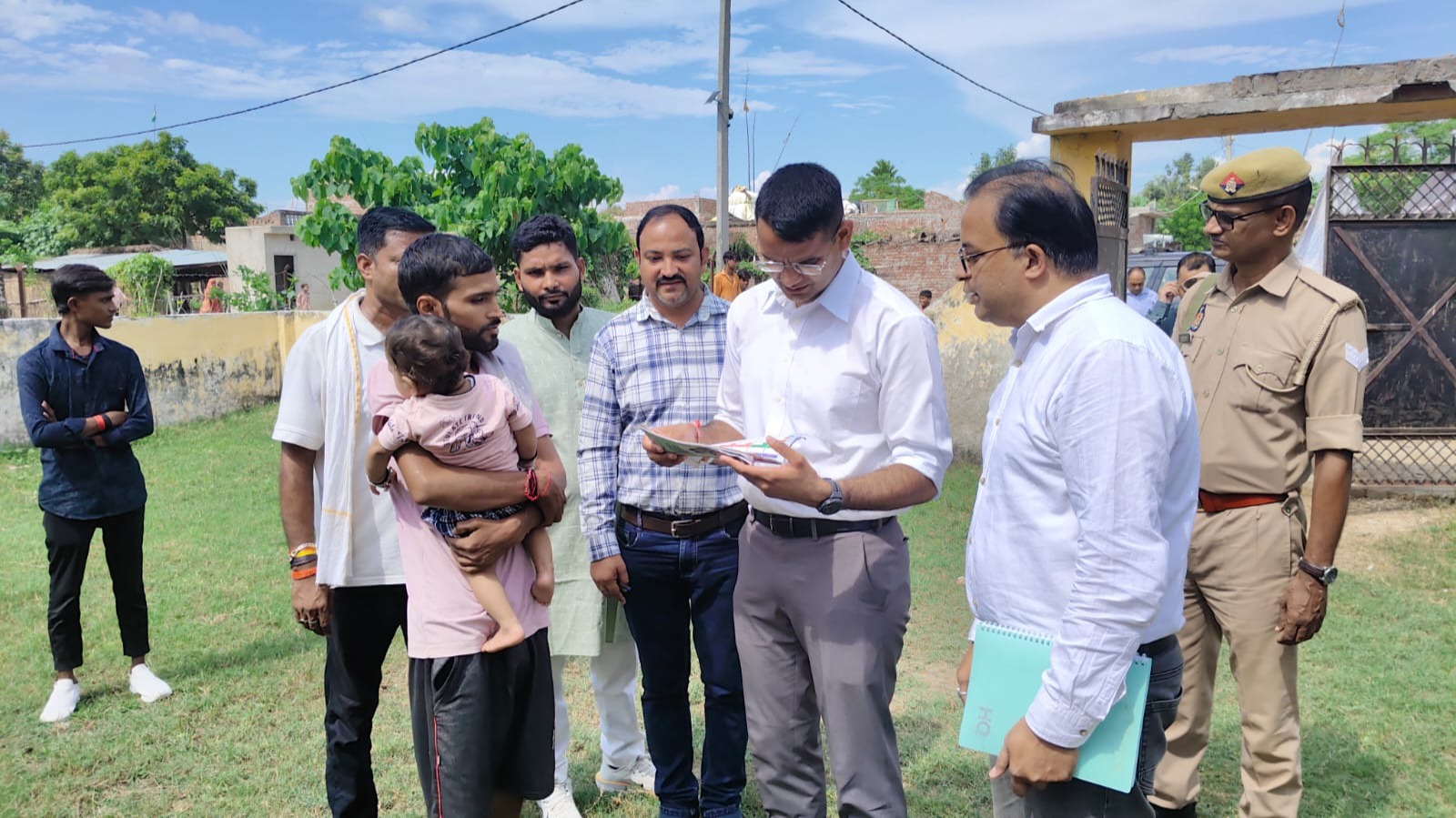 डीएम ने विकास खंड हरैया सतघरवा के ग्राम पंचायत सकरी बनकटवा में वीएचएसएनडी सत्र का किया निरीक्षण