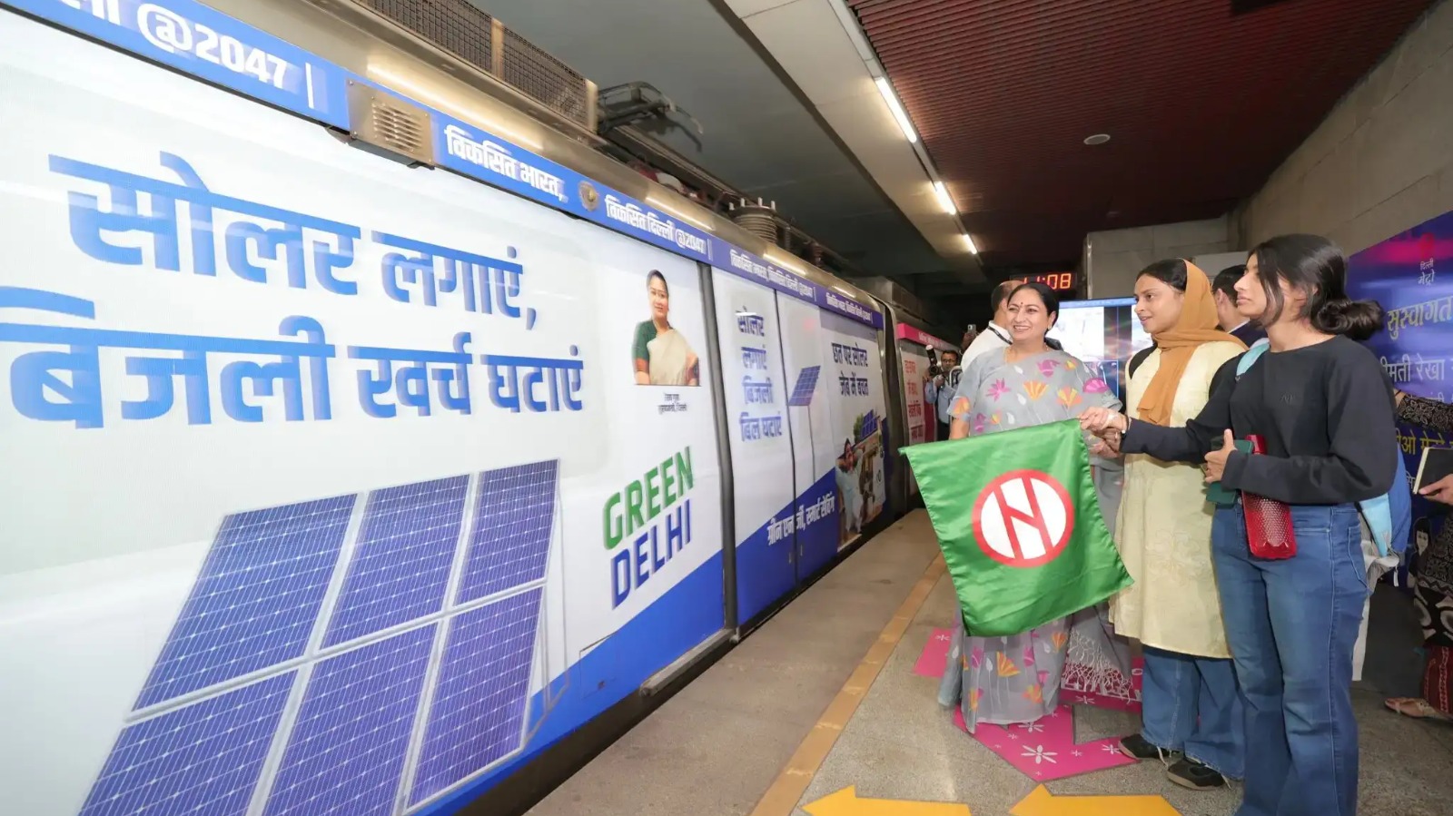 मुख्मयंत्री रेखा गुप्ता ने सरकारी योजनाओं का संदेश देने वाली ‘रैप्ड मेट्रो ट्रेन’ को दिखाई हरी झड़ी