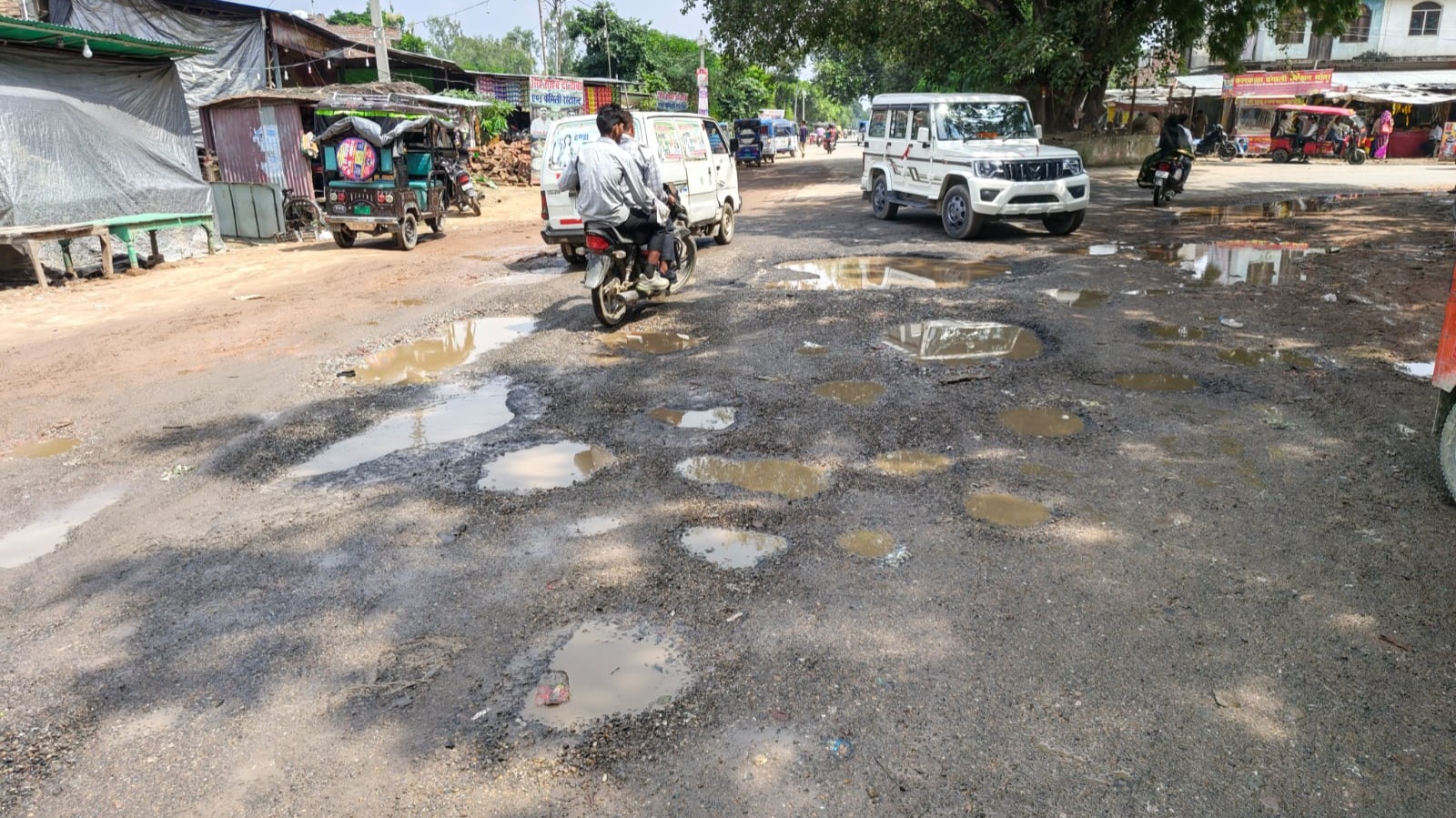 जर्जर सड़क बनी हादसों का सबब, गहरे गड्ढों से दहशत