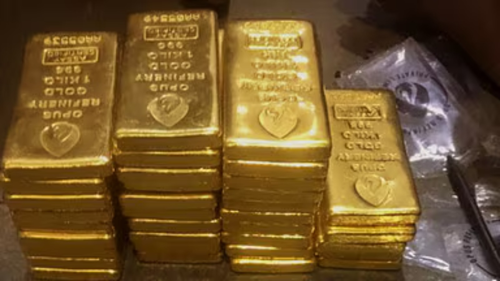दिल्ली एयरपोर्ट पर 6.5 Kg सोना जब्त, 8 तस्कर गिरफ्तार; 9 करोड़ का गोल्ड दुबई से कैसे ला रहे थे?