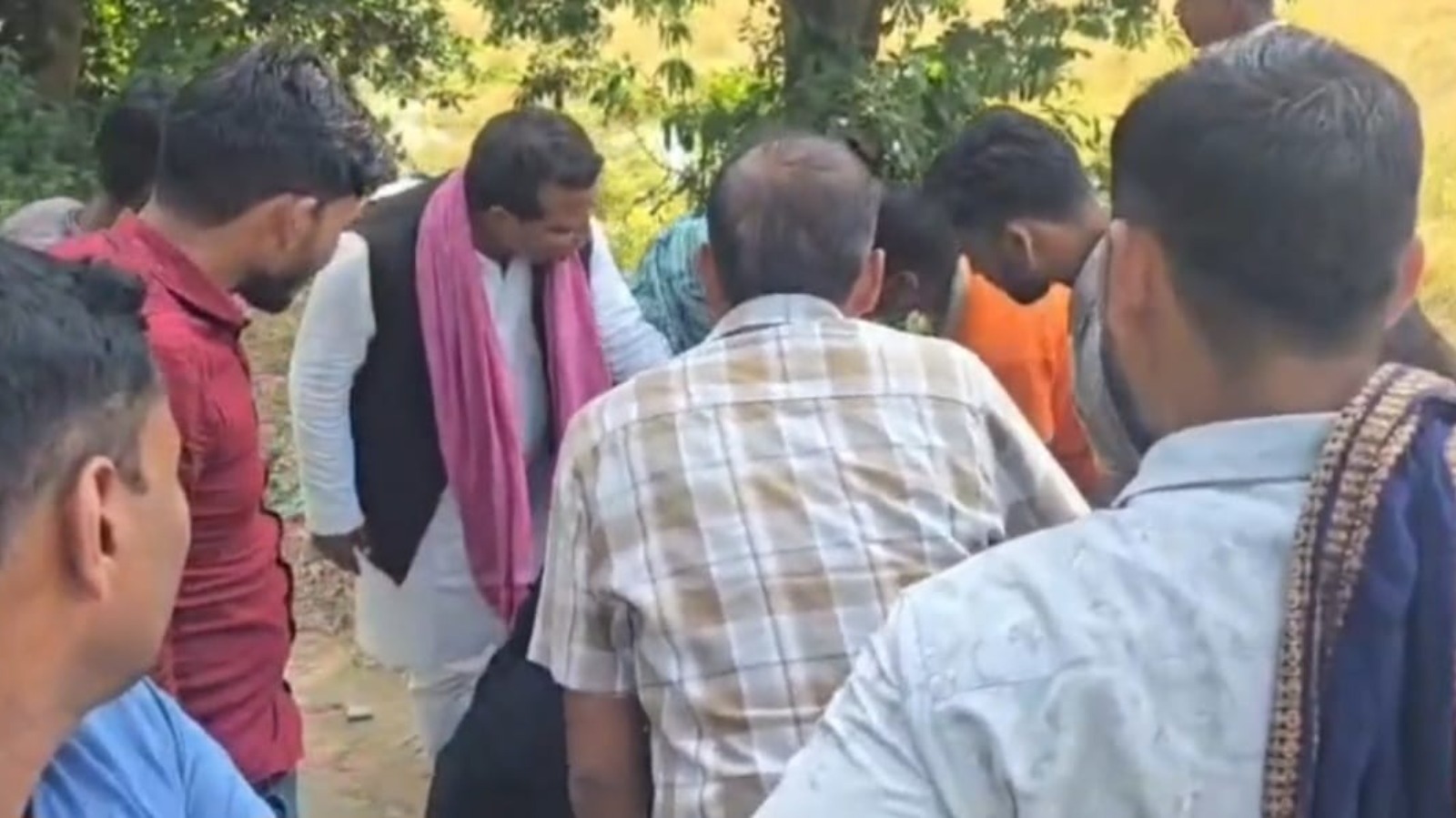 सड़क हादसे में घायल अध्यापिकाओं और बाइक सवारों की डॉ. अभिषेक सिंह ने की तत्काल मदद