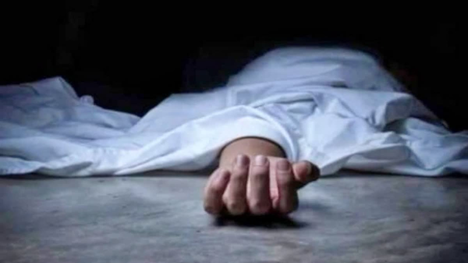 सफेद चादर में लिपटा मिला अज्ञात बुजुर्ग का शव