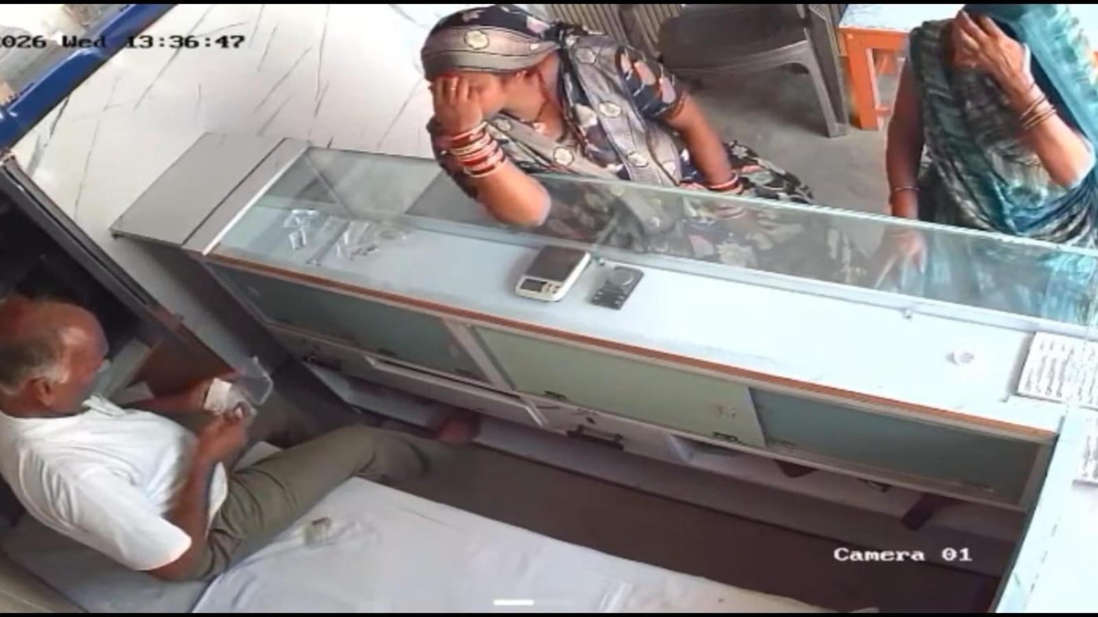 ज्वेलरी खरीदने पहुंची दो महिलाएं, मौका मिलते ही पेंडल-बालियां उड़ाई