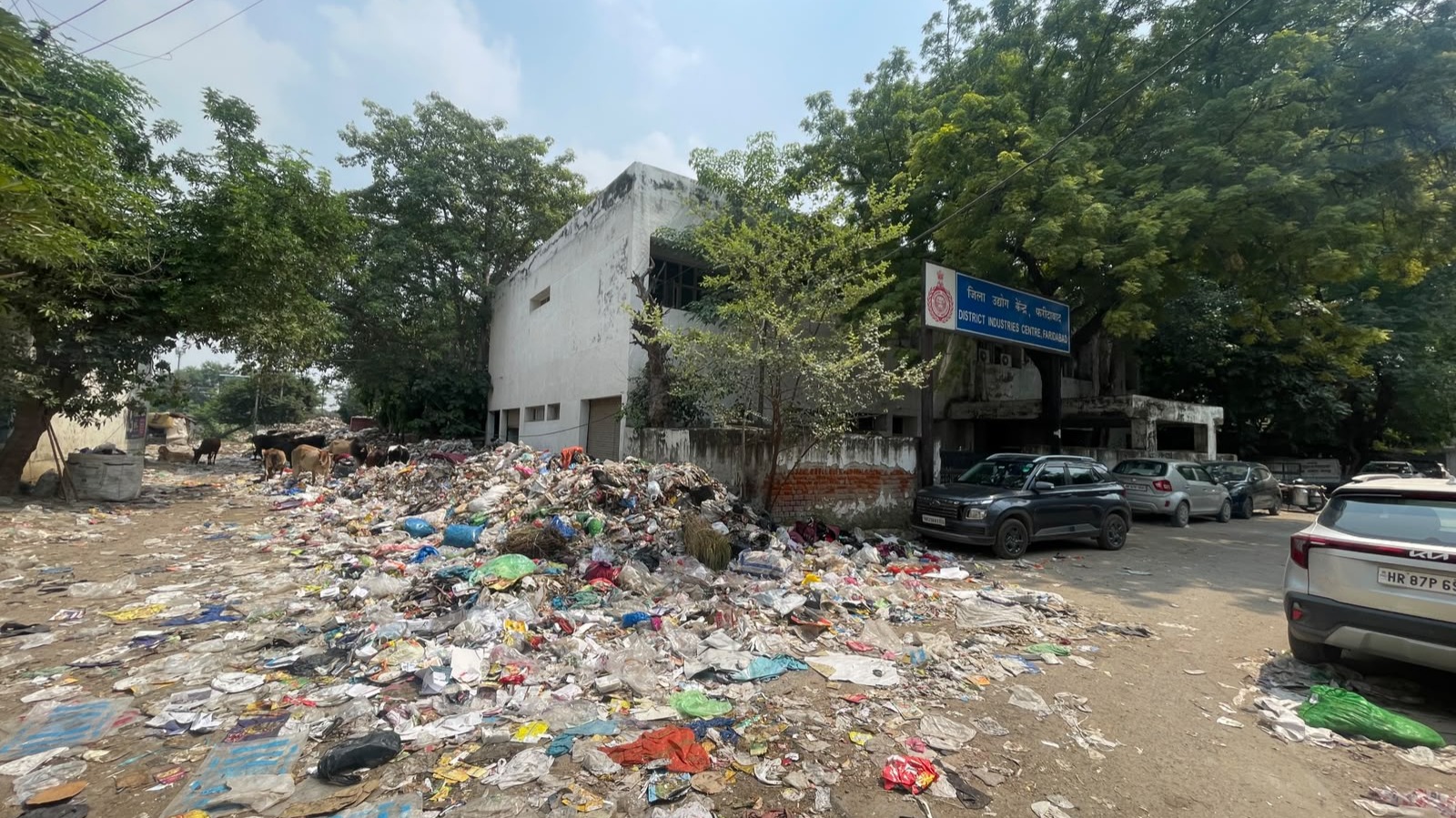 नीलम चौक के सरकारी कार्यालयों के बीच महीनों से पड़ा कूड़े का ढेर