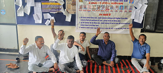 23वें दिन भी नगर निगम में डटा वरिष्ठ पर्यवरण कर्मचारियों का धरना, व्यवस्था के नाम ‘धांधलेबाजी’ का आरोप
