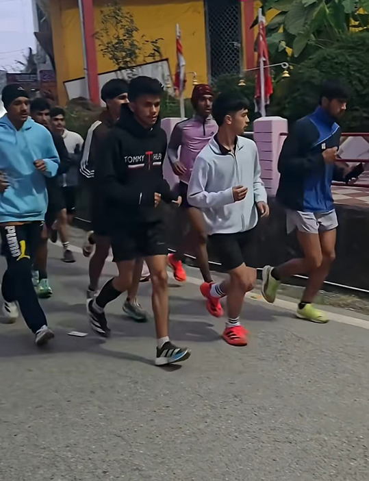 युवाओं का फौलादी शरीर बना रहे हैं पूर्व एनएसजी कमांडो मनोज करायत