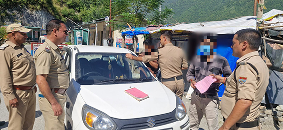 निजी वाहनों पर पदनाम का रौब पड़ा भारी, उत्तरकाशी पुलिस ने 38 वाहनों से हटाए अनधिकृत चिन्ह