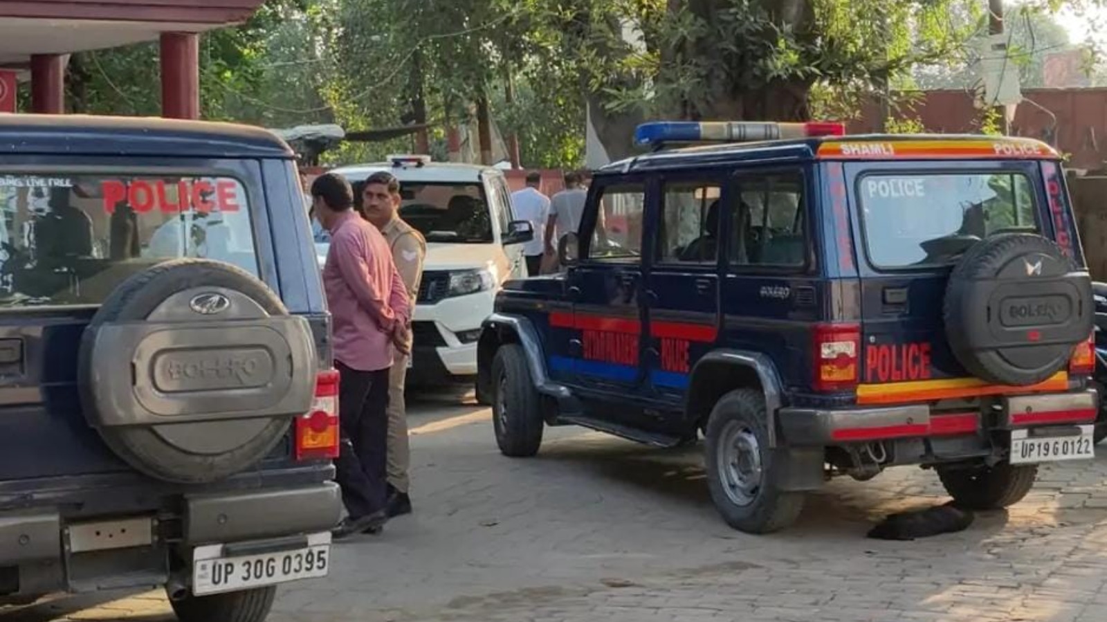 1.35 लाख रुपये की रिश्वत लेते खनन अधिकारी और बाबू गिरफ्तार