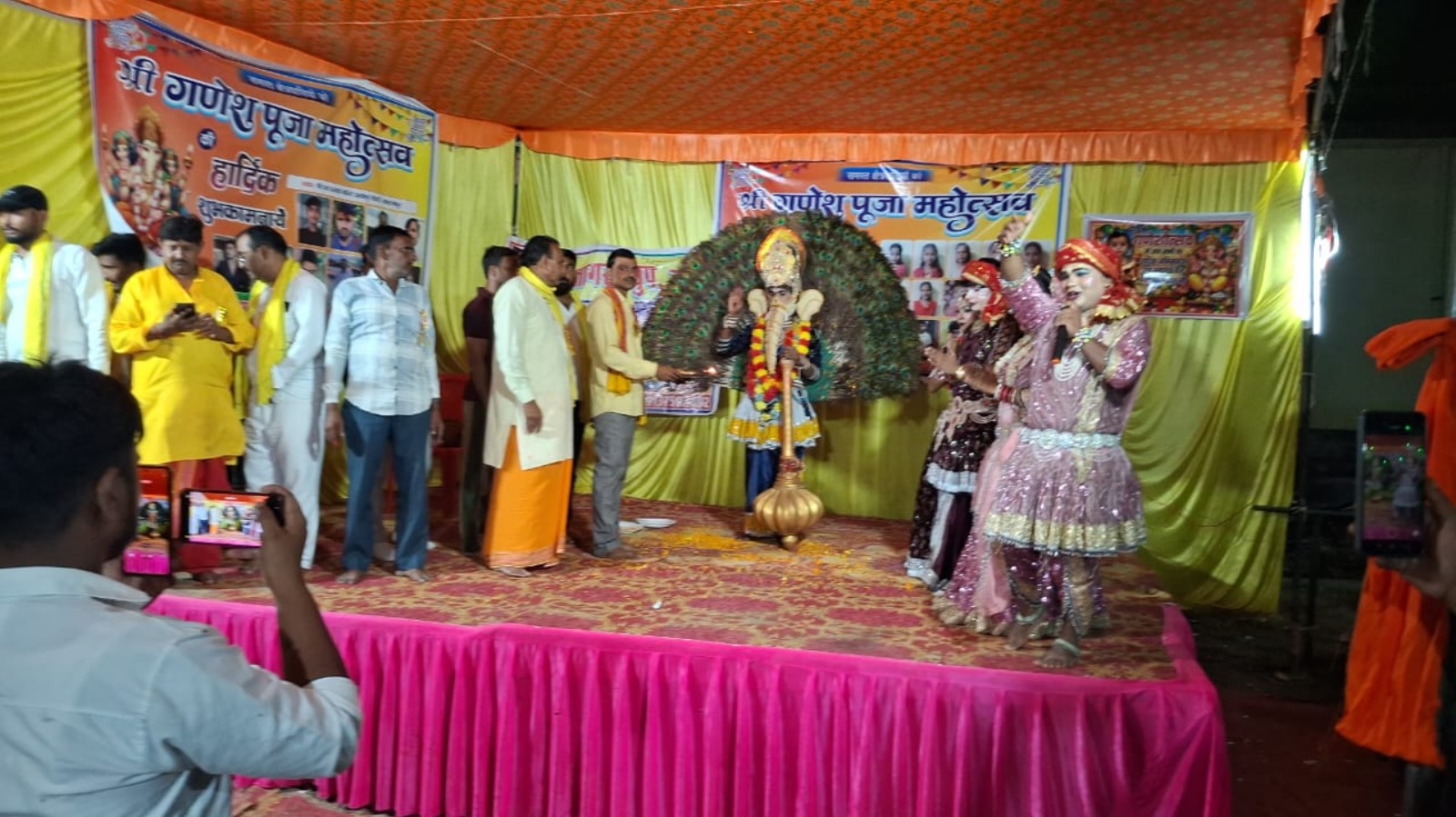 राम जानकी मंदिर में गणेश प्रतिमा की आकर्षक झांकी ने मोहा मन