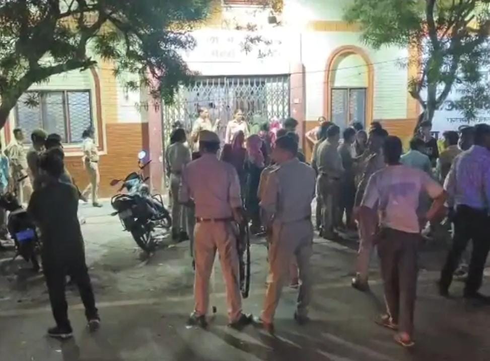 पेट के ऑपरेशन के दौरान 18 वर्षीय युवक की मौत, अस्पताल में परिजनों का हंगामा