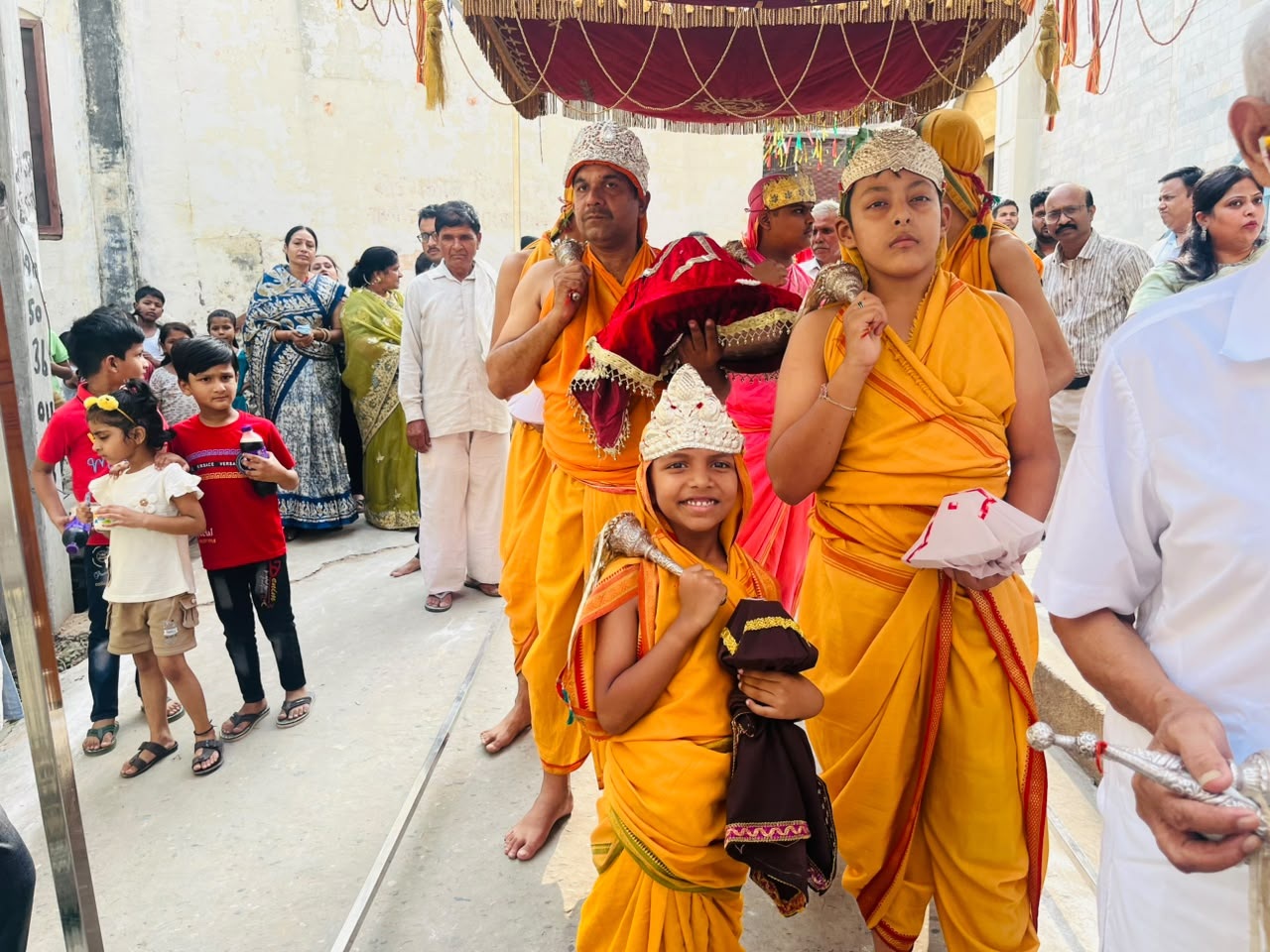 नगर में निकाली गयी भव्य जल कलश यात्रा
