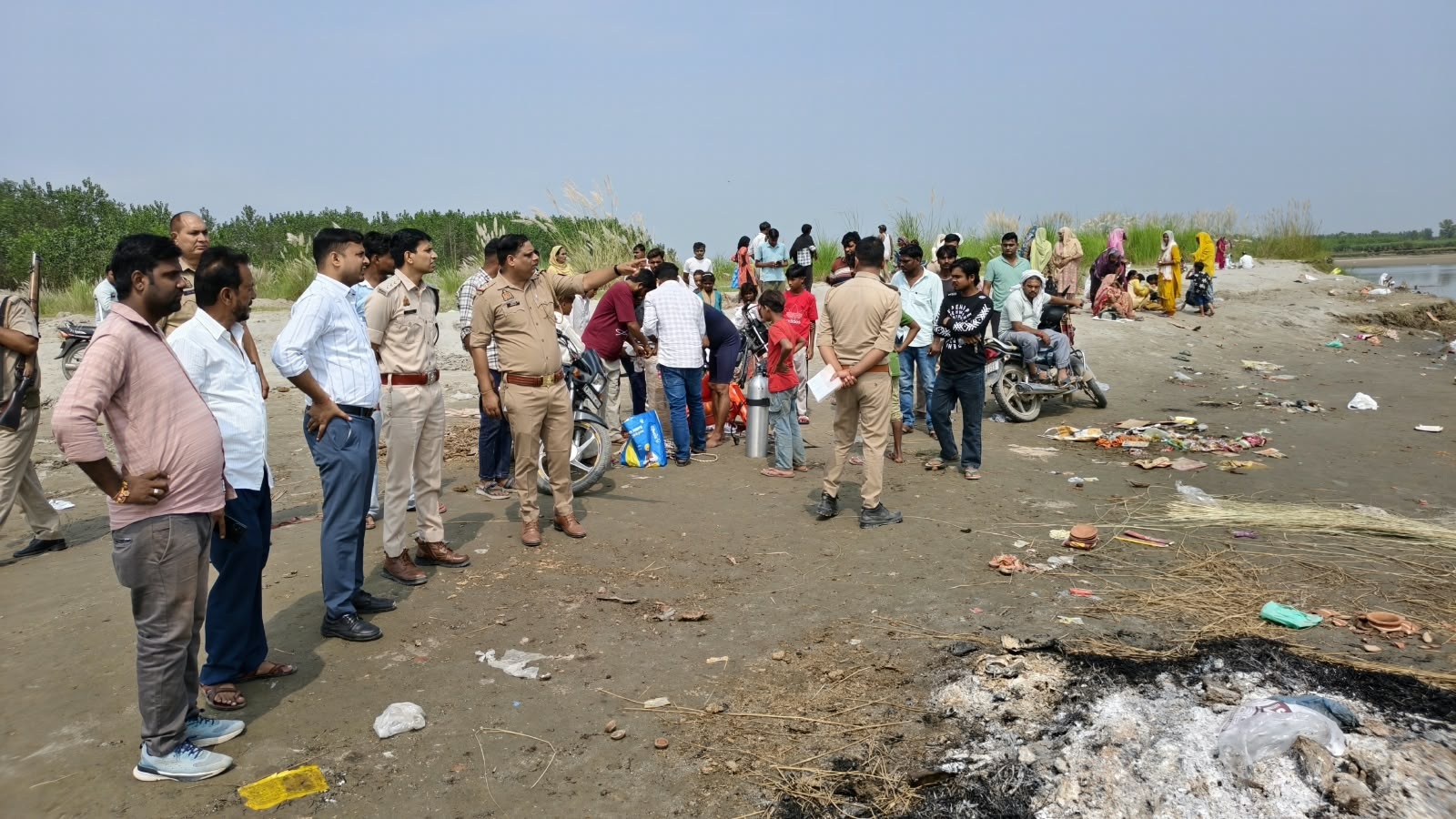 यमुना में नहाने उतरे दो चचेरे भाई डूबे, बच्चे को बचाया, युवक की तलाश जारी