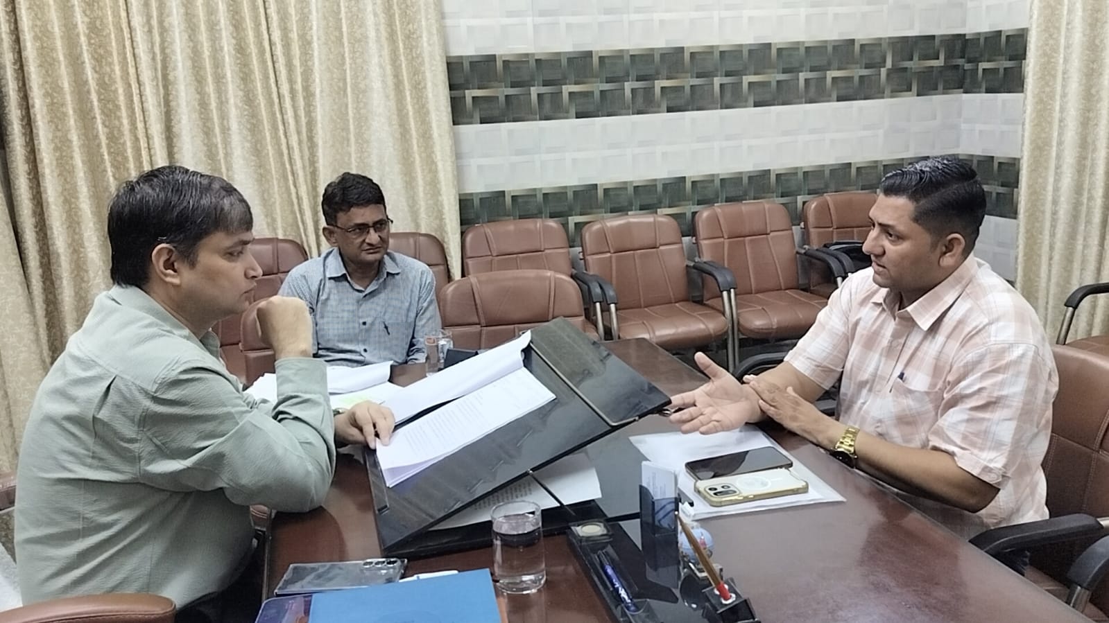 शिकायत पर पालिका पहुंचे एसडीएम, खंगाली विकास कार्यों की फाइलें
