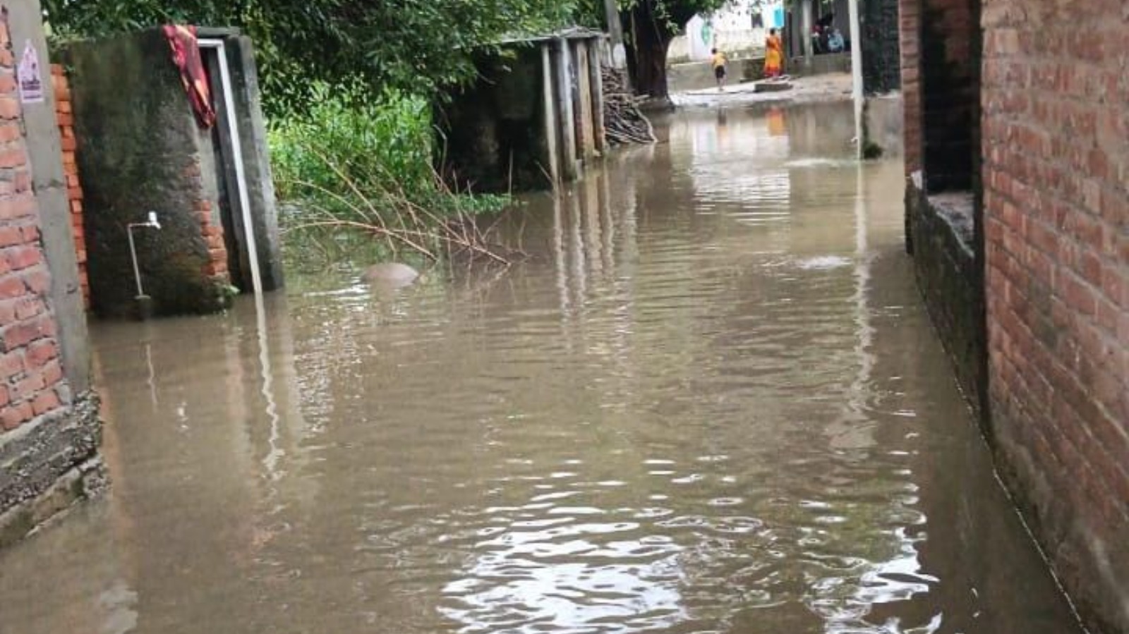 लगातार बारिश से जनजीवन बेहाल, कई कच्चे मकान ढहे