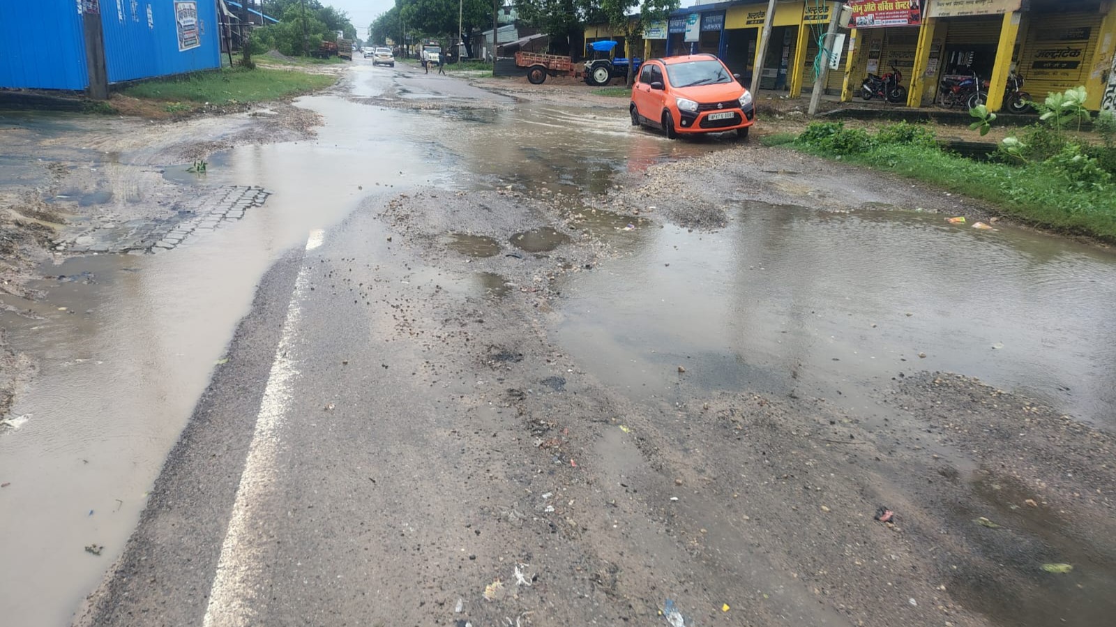 गहरे गड्ढे में फंस रहे वाहन, हादसे का खतरा