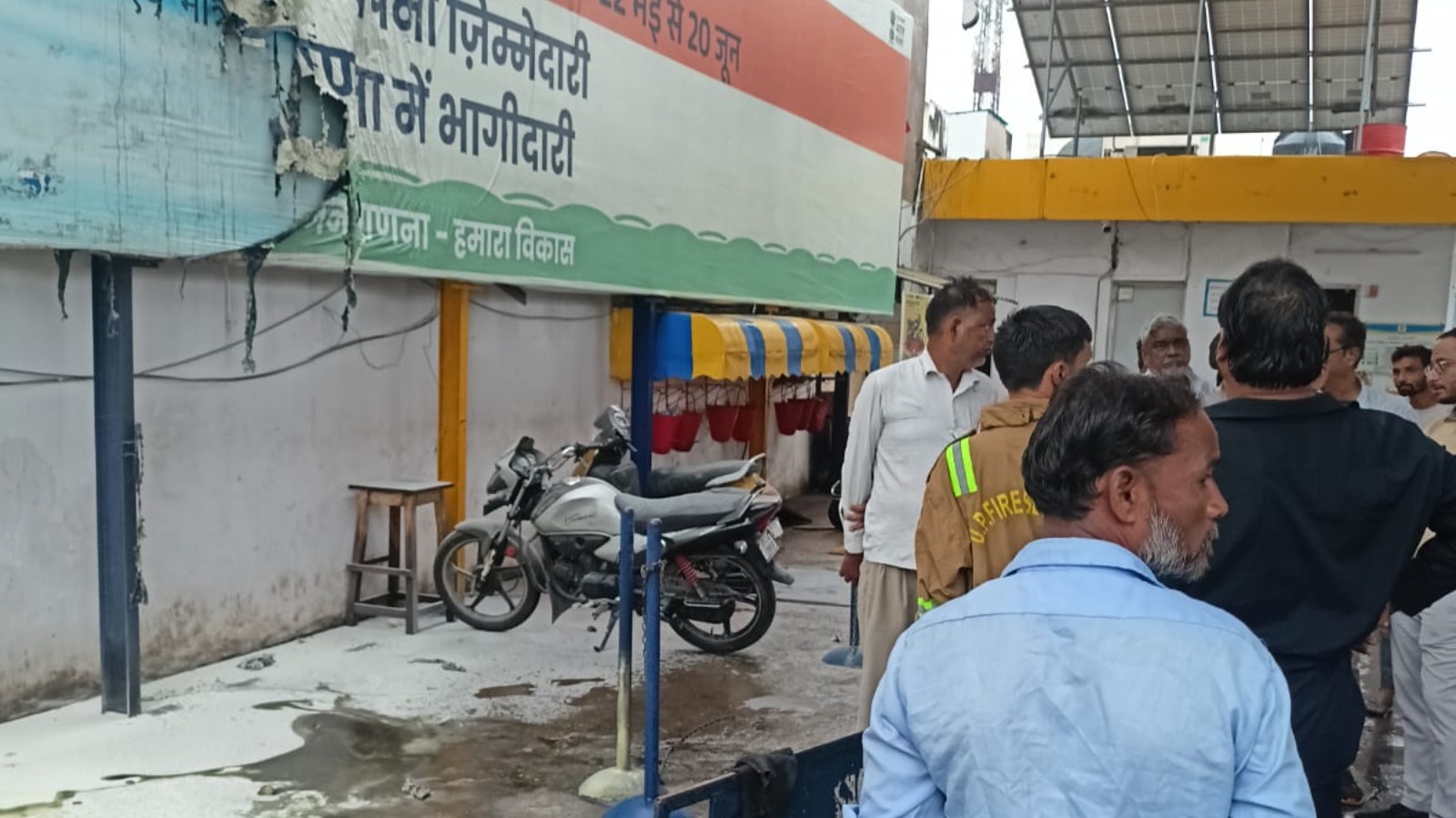 शार्टसर्किट से पेट्रोल पंप के चेंबर में लगे गेज में आग लगने से मचा हडकंप