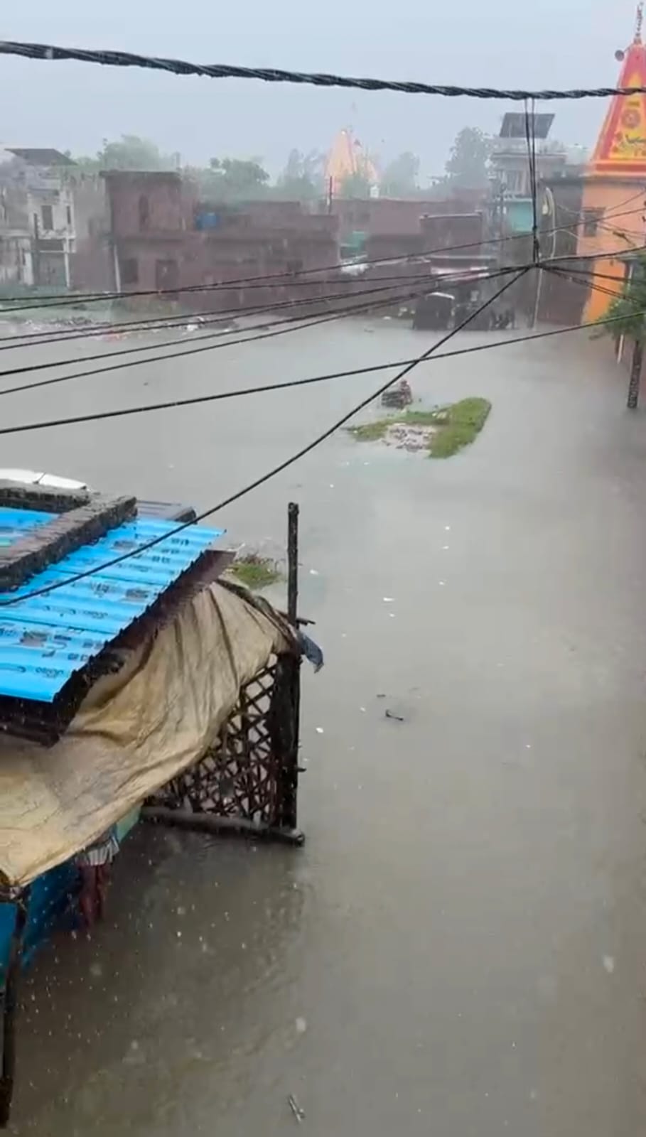 लखनऊ में भारी बारिश से जनजीवन बेहाल, जलभराव पर सियासत शुरू
