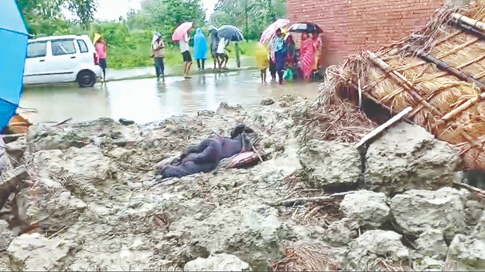 बारिश बनी काल, दीवार गिरने से पति-पत्नी और 5 साल के मासूम की मौत