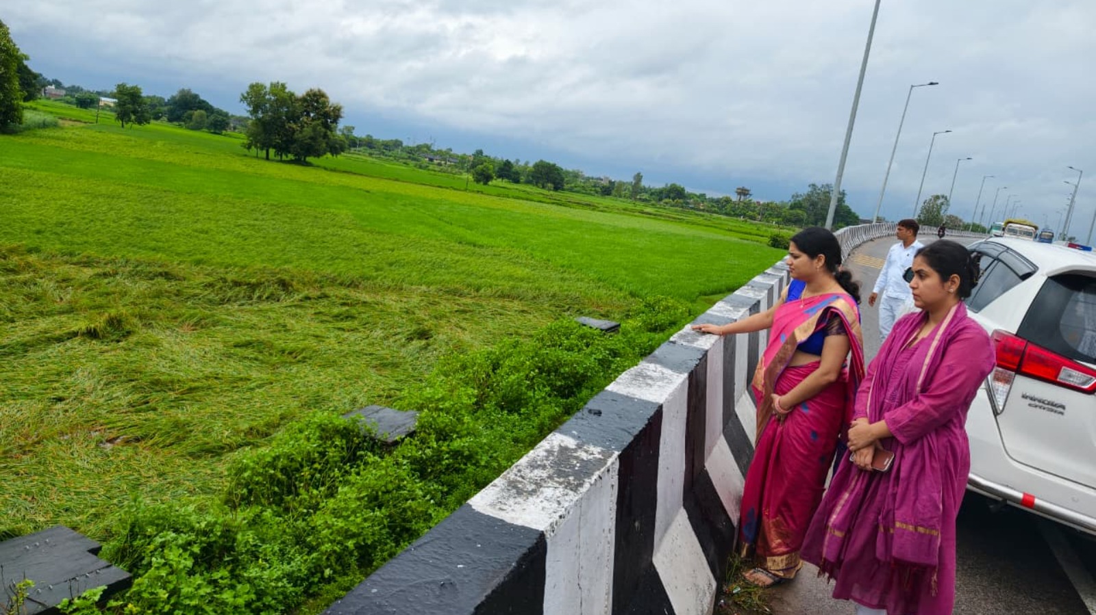 बारिश से प्रभावित फसलों का डीएम-एसपी ने लिया जायजा