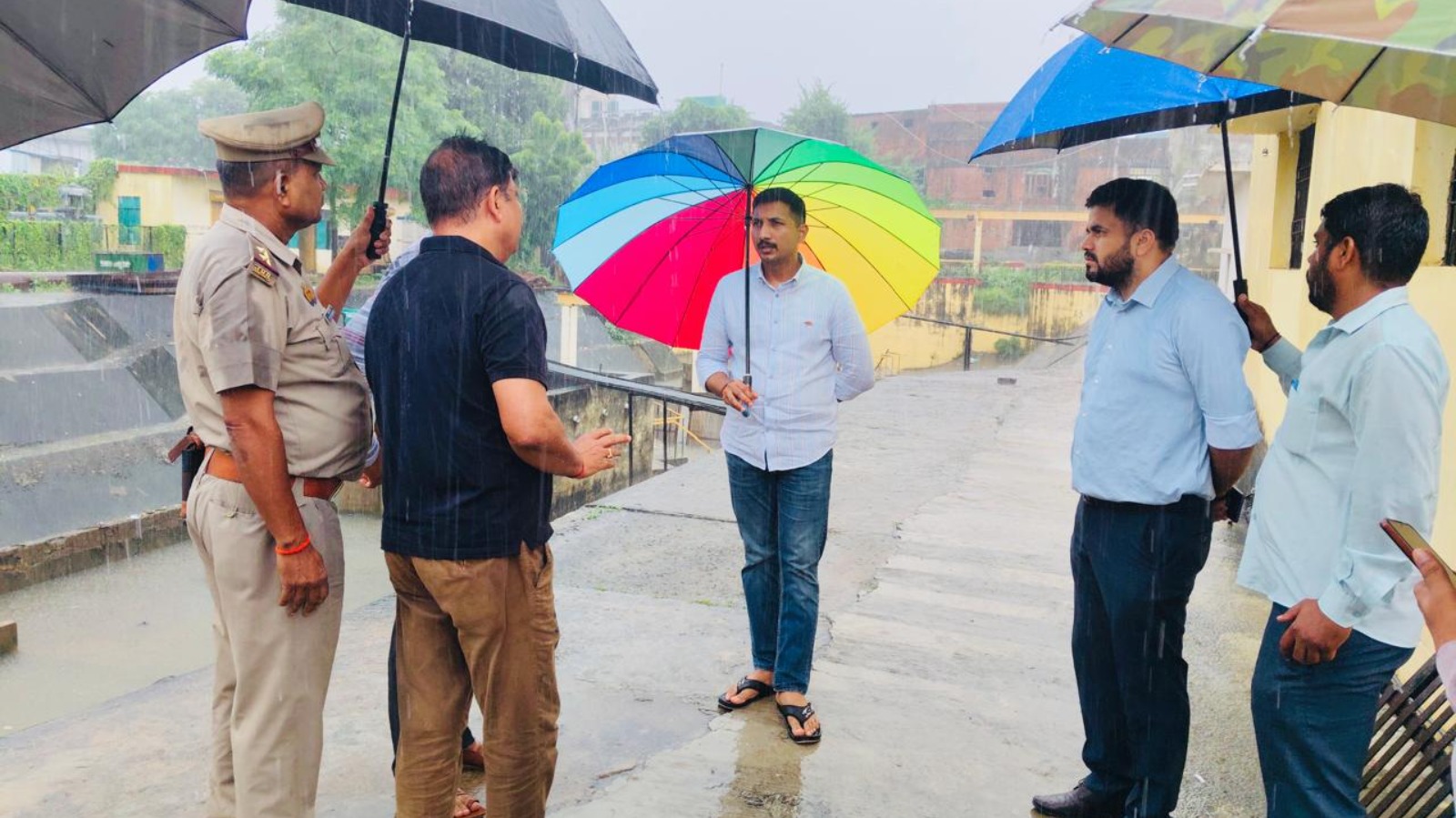 लगातार बारिश के बीच डीएम और नगर आयुक्त का जमीनी दौरा