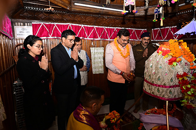 गंगोत्री धाम में मुख्य सचिव आनंद बर्द्धन ने की पूजा-अर्चना, प्रदेश की सुख-समृद्धि की कामना