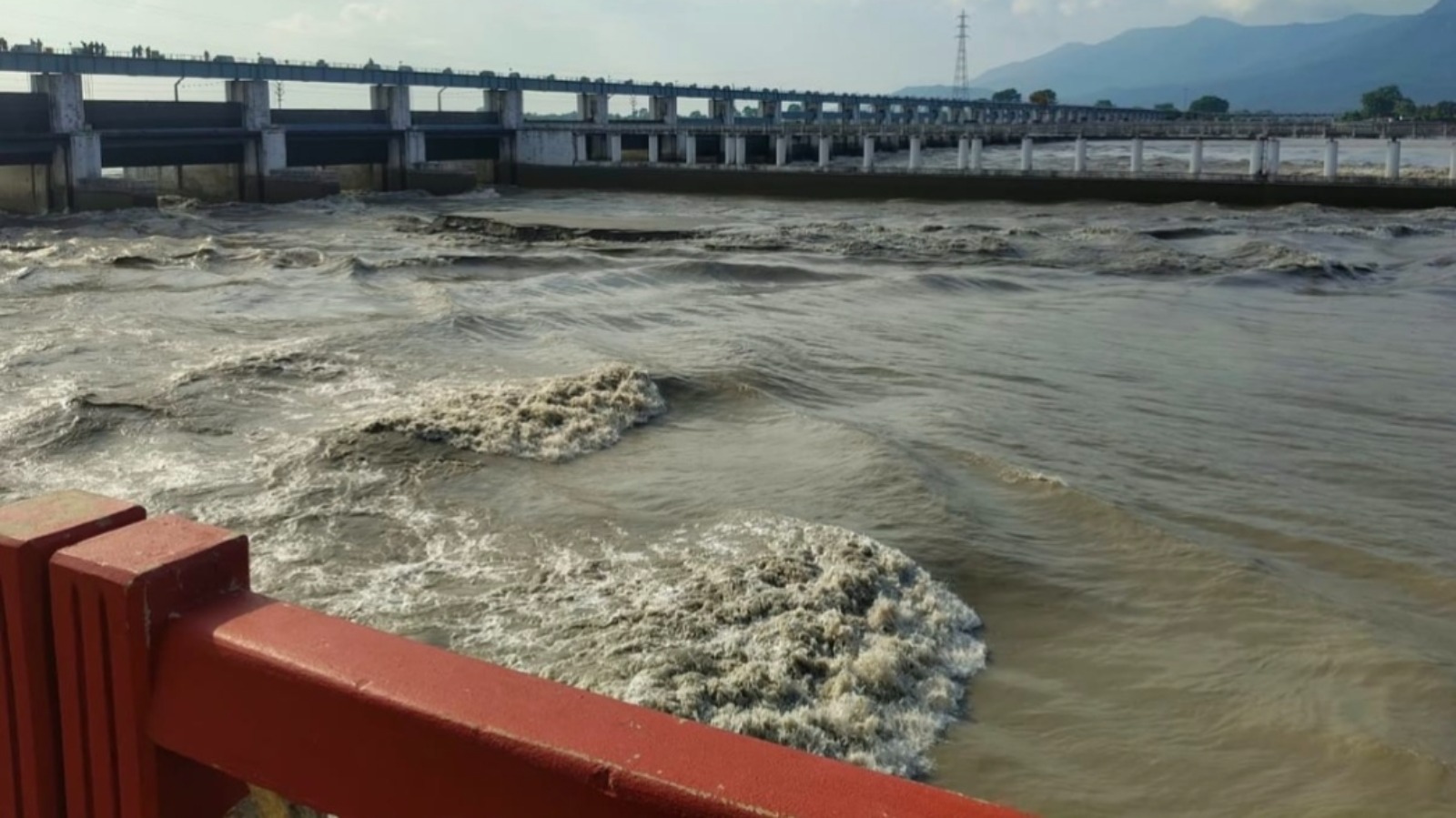 नारायणी नदी में उफान से कुशीनगर में बाढ़ का खतरा, दियारा के कई गांवों में बढ़ी चिंता