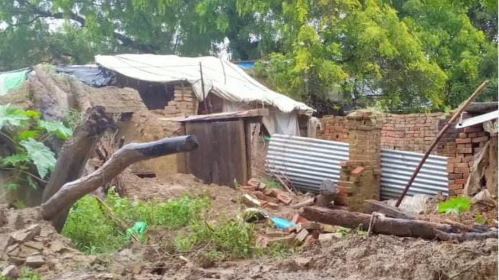 48 घंटे की लगातार बारिश से घाटमपुर, पतारा, भीतरगांव में एक दर्जन से अधिक कच्चे मकान ढहे