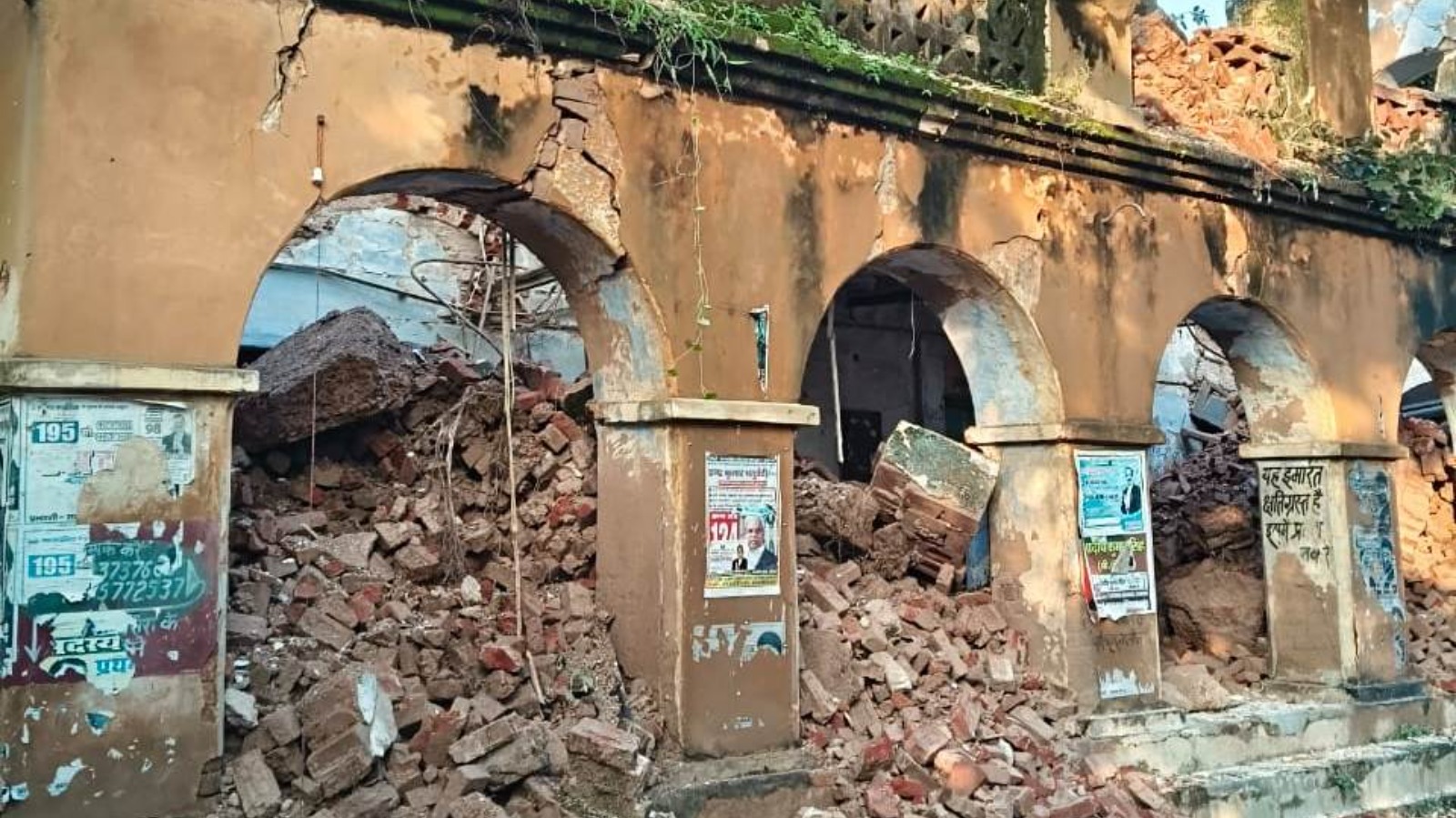 नगर का 200 वर्ष पुराने ताईबाई महल का एक हिस्सा भरभरा कर ढहा