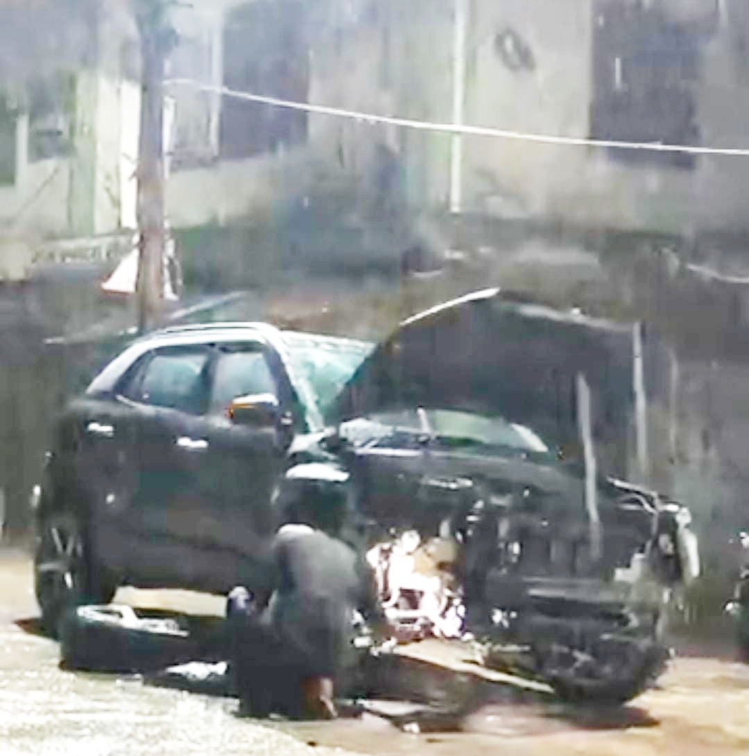 बारिश में धुंधला दिखा डिवाइडर, पुलिया पर कार टकराई