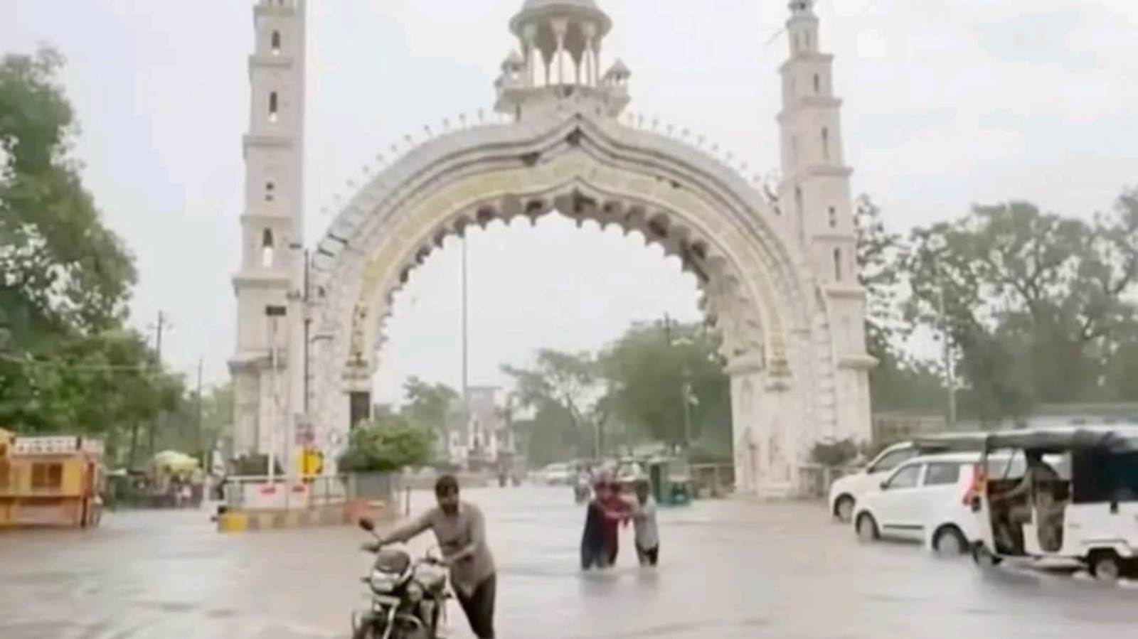 तीसरे दिन भी बारिश ने थामे रखी जिले की रफ्तार