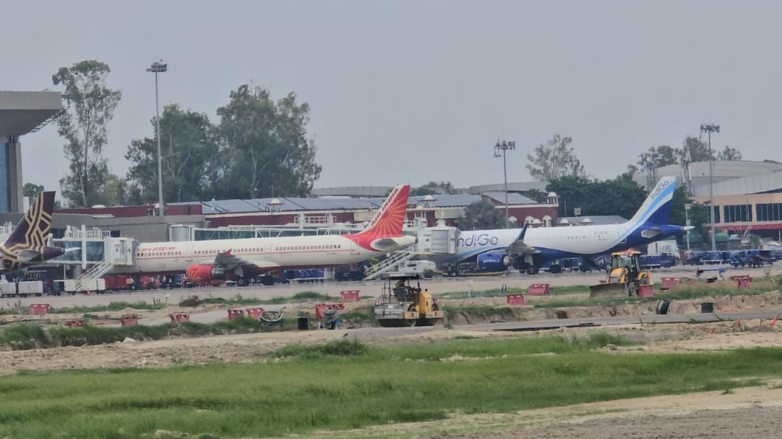 Lucknow Airport News: खराब मौसम के चलते लखनऊ डायवर्ट हुईं फ्लाइटें, Air India की AI215 ने 7:50 बजे की लैंडिंग