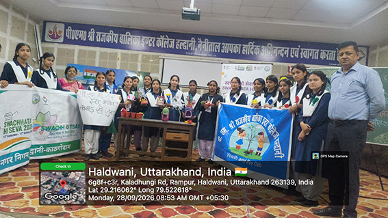 प्लास्टिक और पुराने कपड़ों से छात्राओं ने बनाए सजावटी उत्पाद