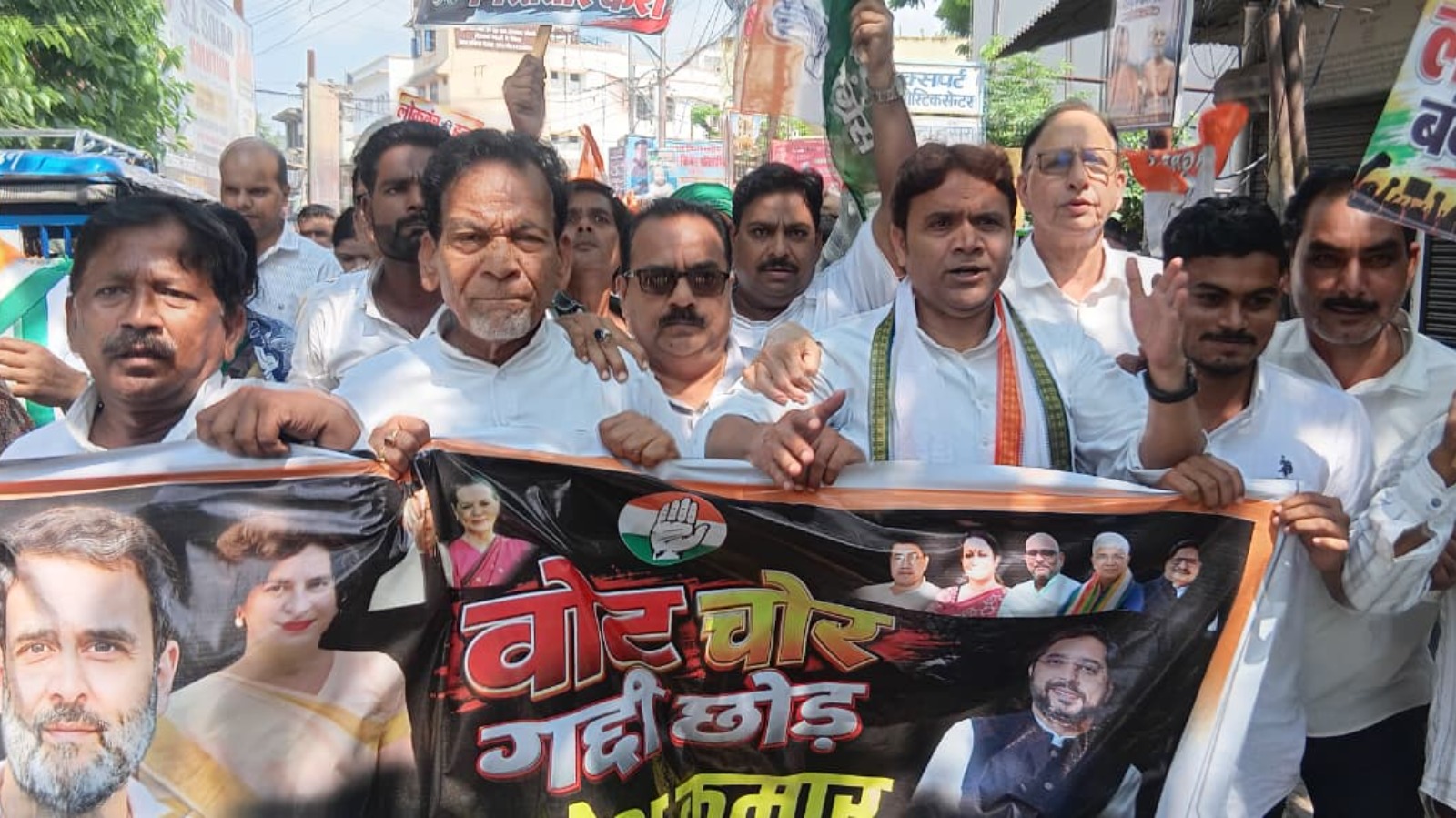 वोट चोरी के खिलाफ कांग्रेस का जोरदार प्रदर्शन, चुनाव आयुक्त का पुतला फूंका