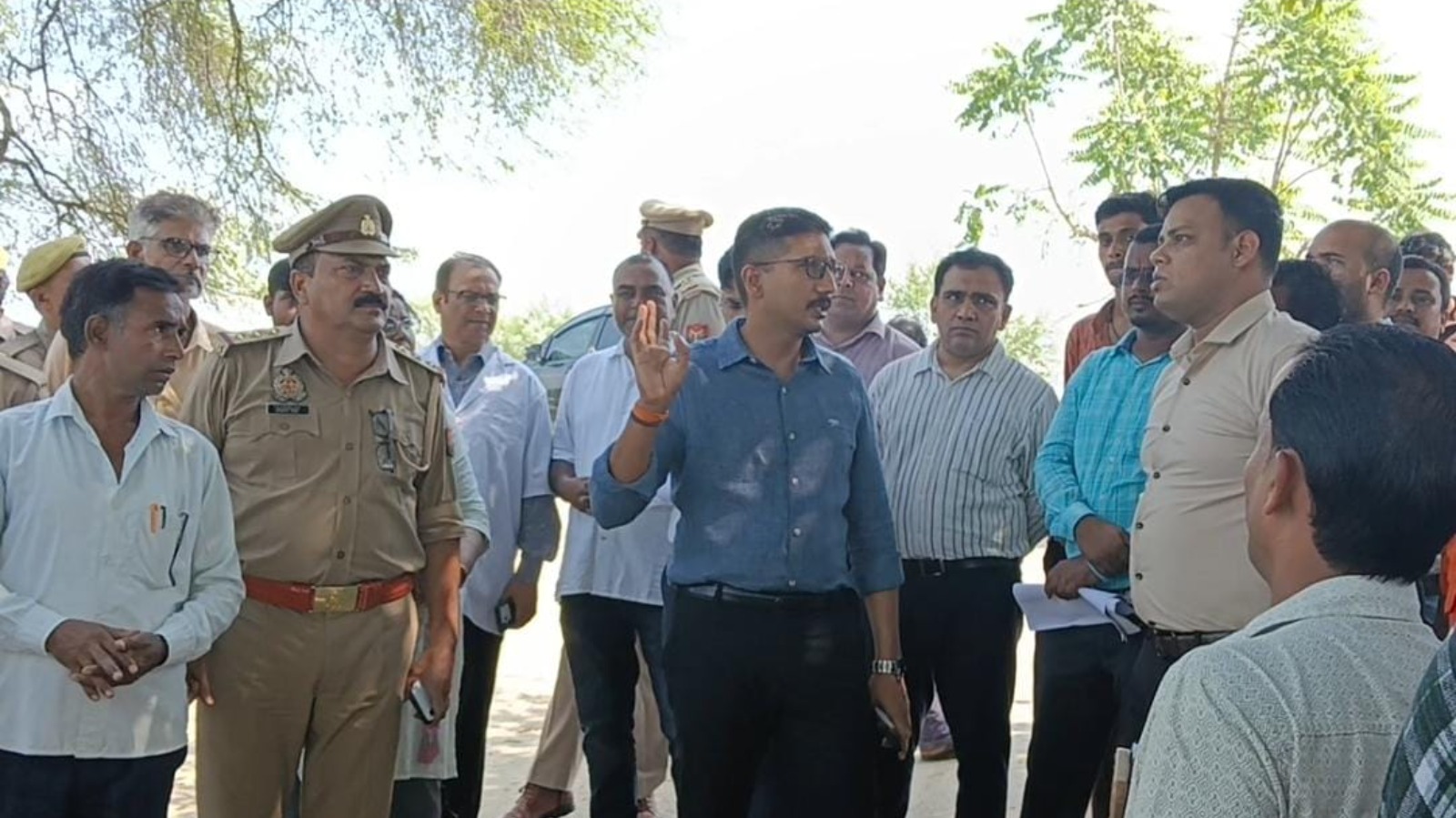 जलस्तर बढ़ा तो गांव पहुंचे डीएम, नाव व दवाओं की व्यवस्था पर जोर