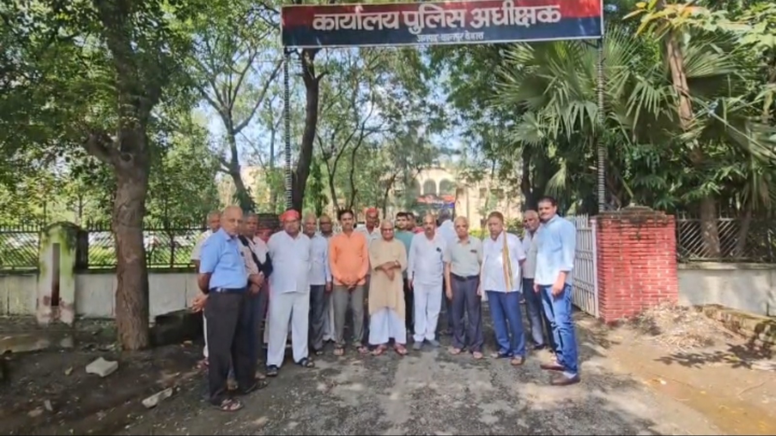 पूर्व शिक्षक के यहाॅ चोरी के मामले के खुलासे के लिये एसपी से मिला प्रतिनिधिमण्डल