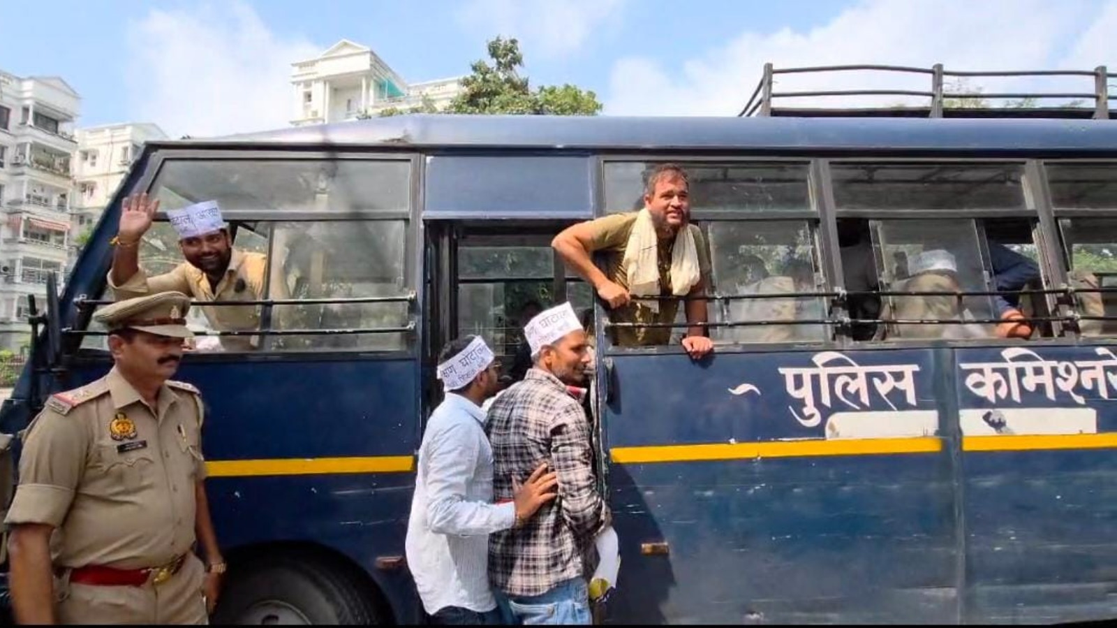 68,500 शिक्षक भर्ती: ‘राजभर चाचा न्याय करो’ के नारों से गूंजा मंत्री आवास, CM से मुलाकात के आश्वासन पर शांत हुए अभ्यर्थी