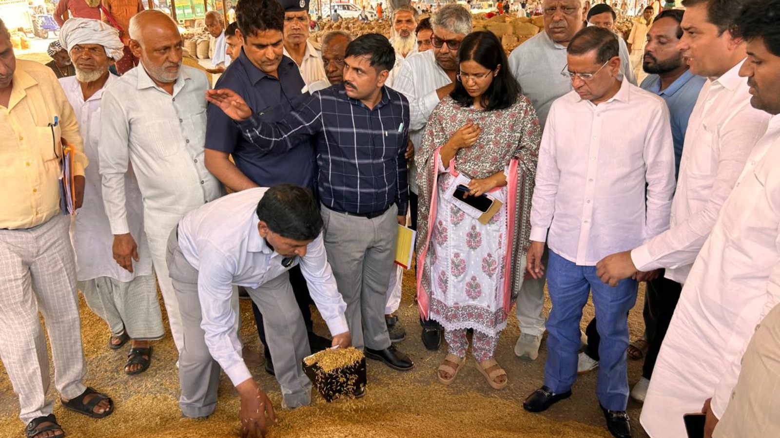 धान खरीद के पहले दिन मंत्री राजेश नागर ने बल्लभगढ़ अनाज मंडी का किया औचक निरीक्षण