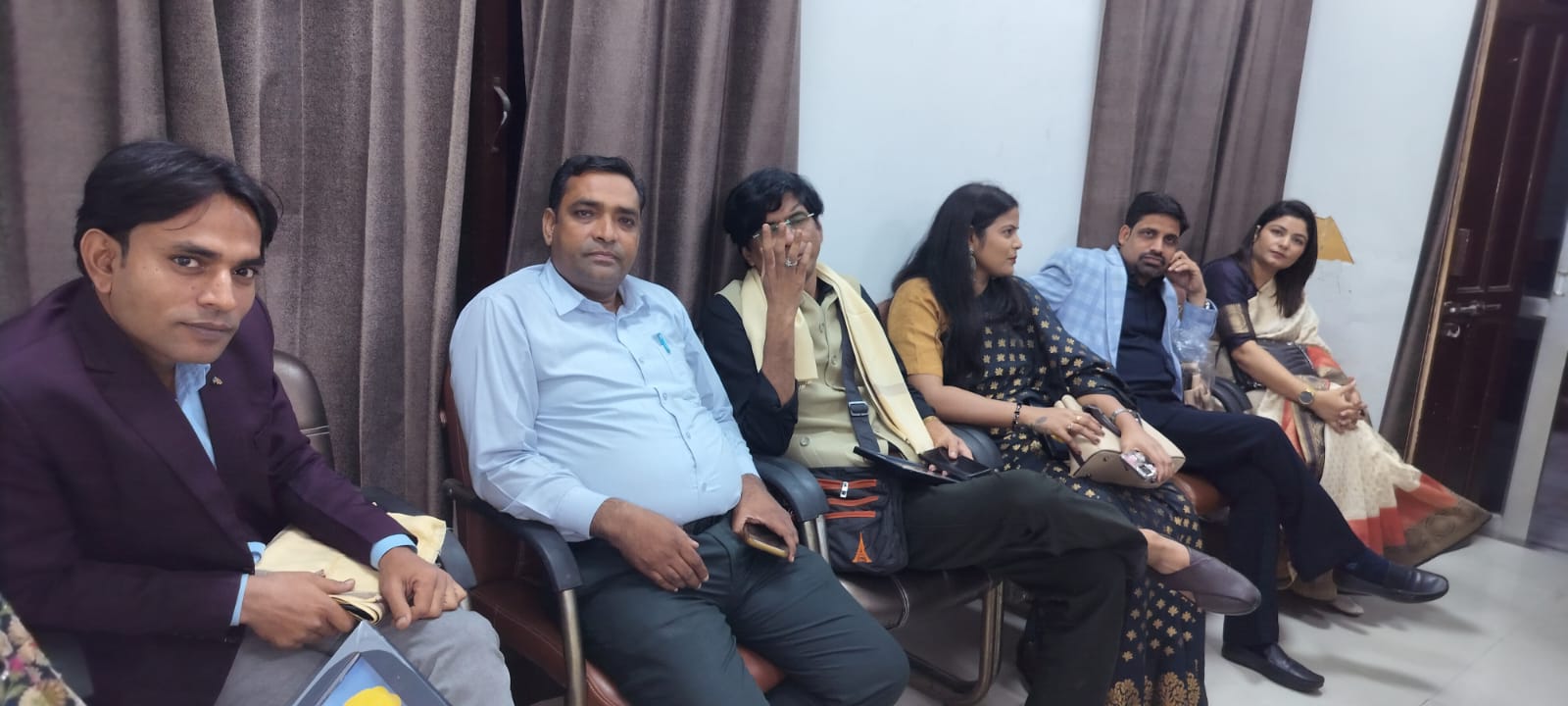 कवि सम्मेलन खत्म हुआ तो संयोजक बोला नहीं कर सकता भुगतान