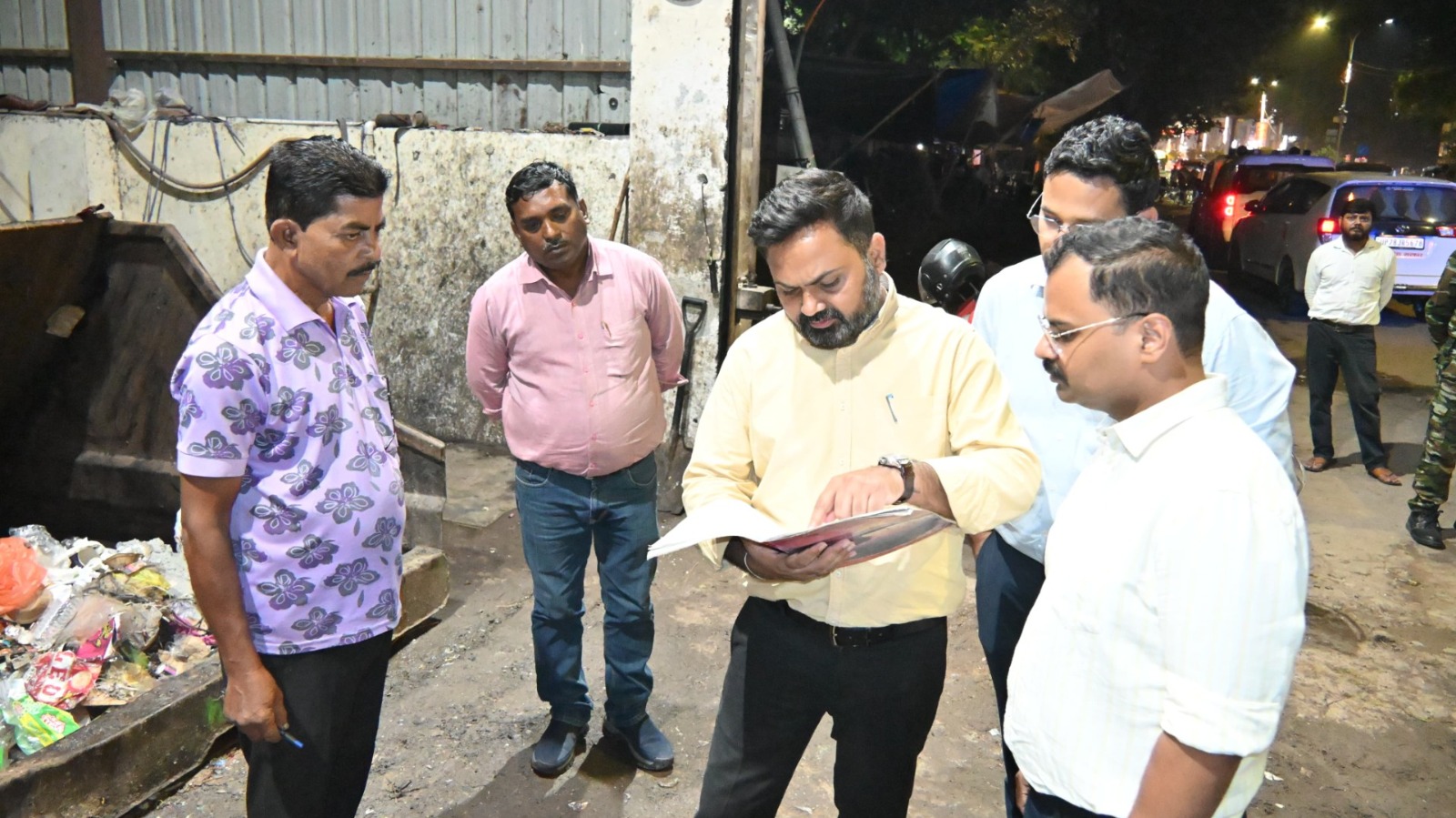 जिलाधिकारी सहित कई आला अधिकारियों ने किया रात्रिकालीन सफाई व्यवस्था का संयुक्त निरीक्षण
