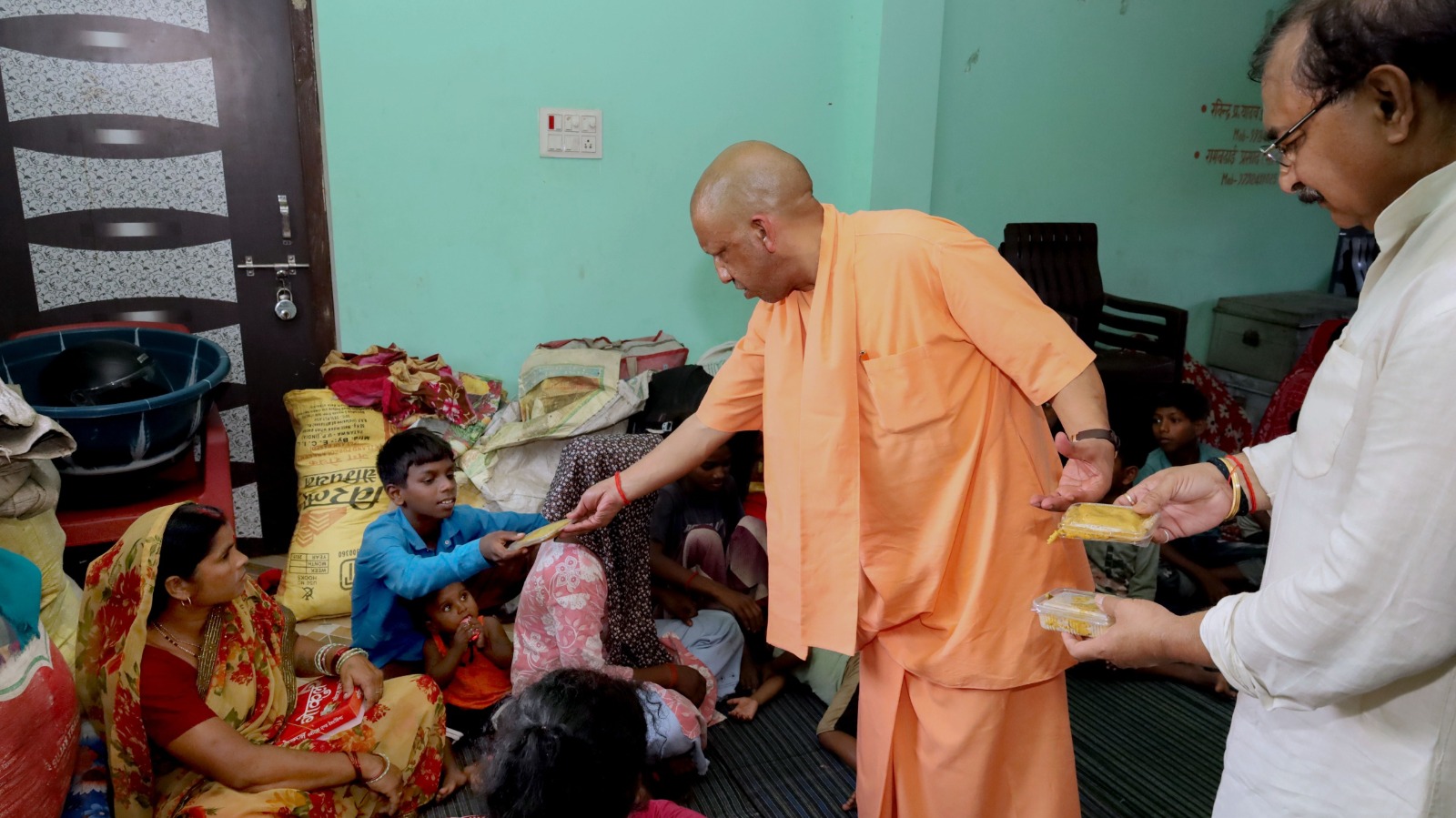 एपी तटबंध का हाल जानने को कुशीनगर में ग्राउंड जीरो पर पहुंचे सीएम योगी