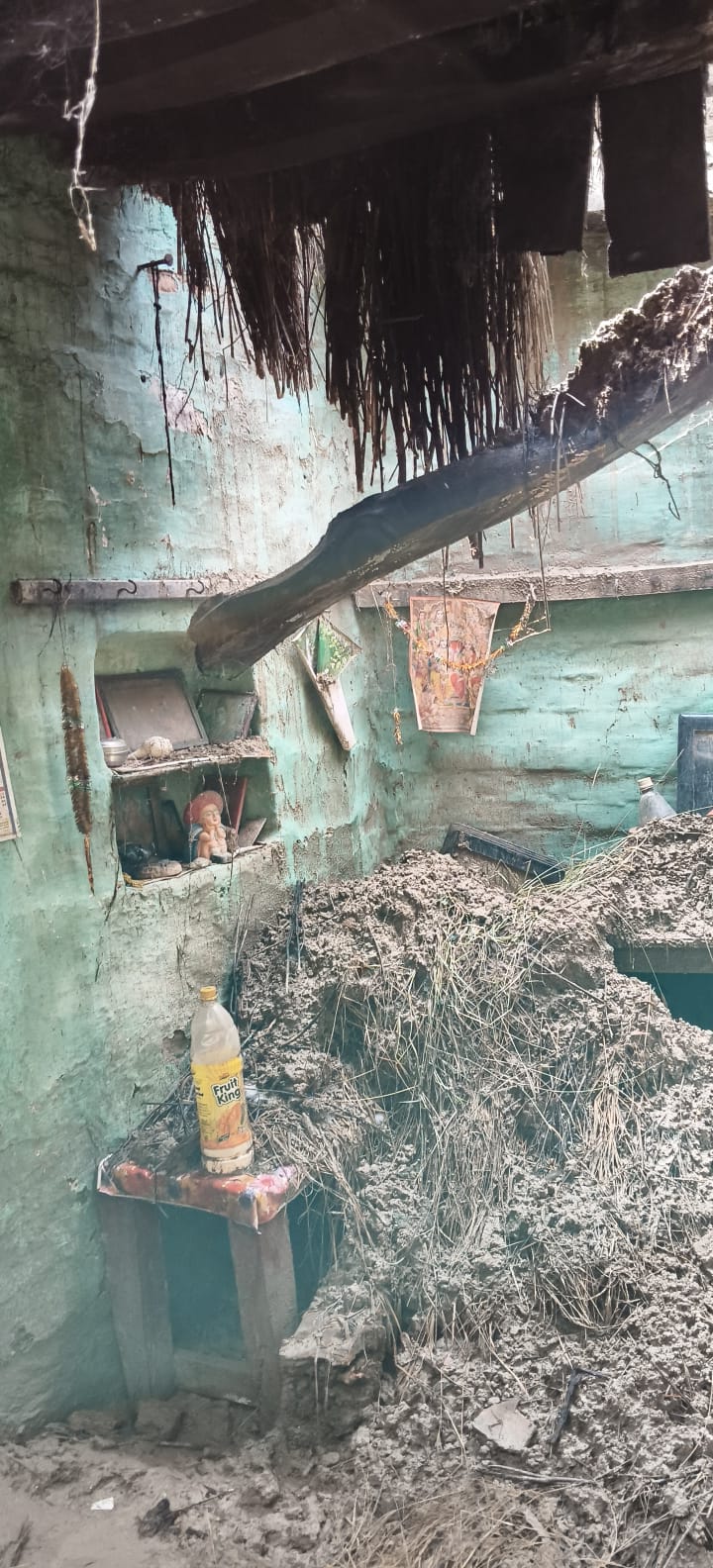 लगातार हुई बारिस से विधवा महिला का कच्चा मकान ढहा