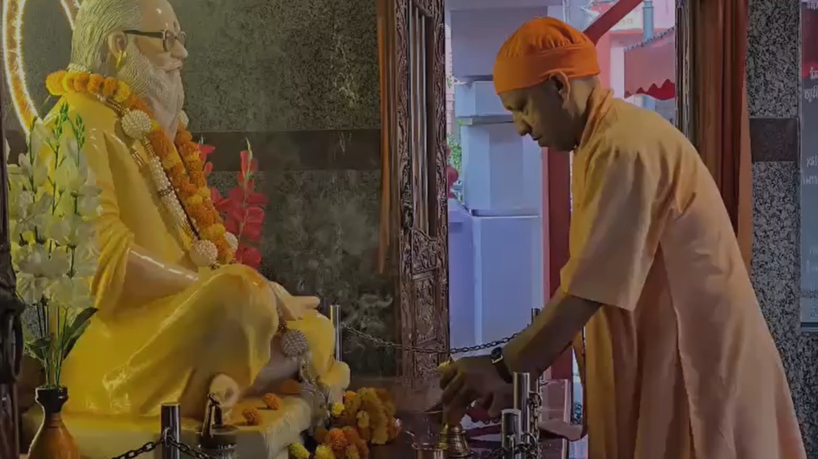 Gorakhpur News: महंत अवेद्यनाथ की पुण्यतिथि पर CM योगी ने की विशेष पूजा, गोशाला में गोवंश को खिलाया गुड़