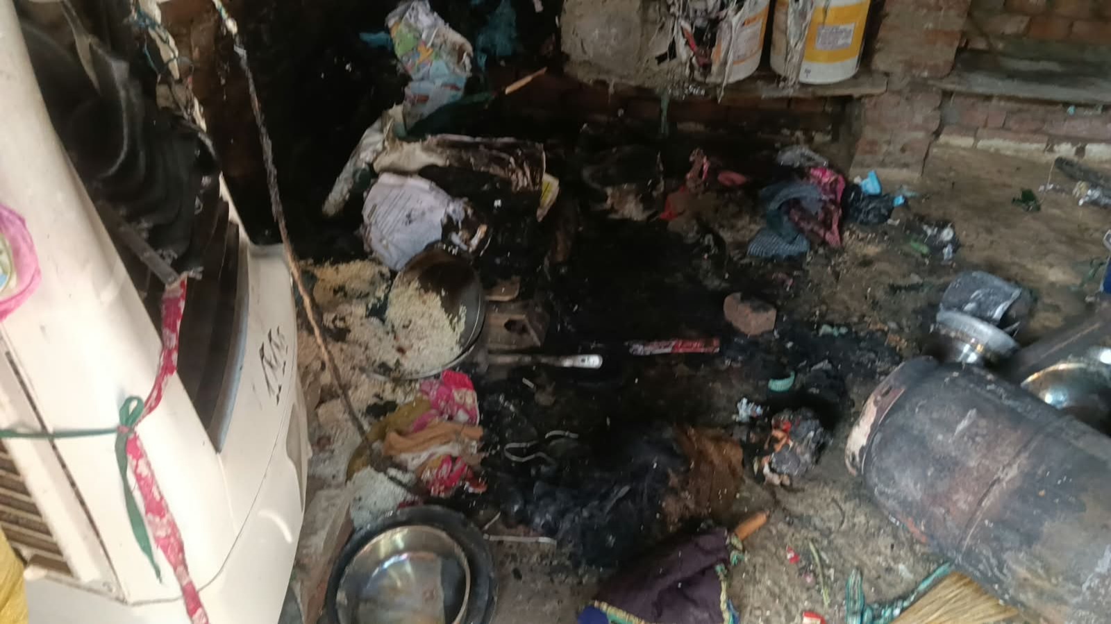 गांधी नगर में रात तीन बजे लगी आग, नकदी, अनाज, कपड़े और घरेलू सामान जलकर राख; लेखपाल ने किया नुकसान का आकलन