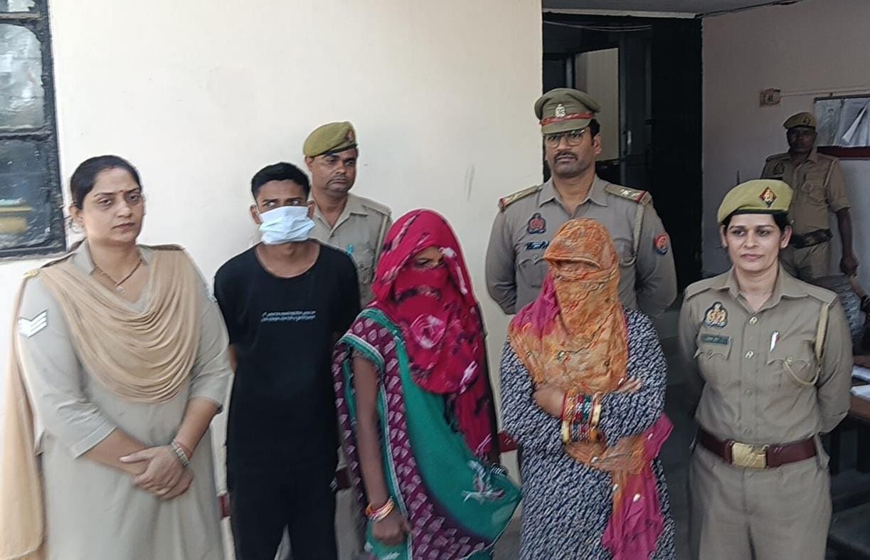 नकली सोने की गिन्नियां देकर जेवर ठगने वाले गिरोह का पर्दाफाश, पति-पत्नी समेत तीन गिरफ्तार