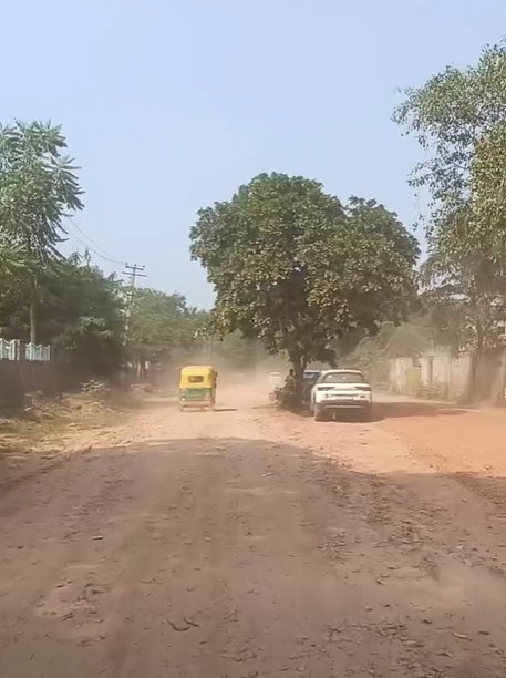 अधूरी सड़क बनी मरीजों की मुसीबत, धूल और जाम में फंस रहा अस्पताल