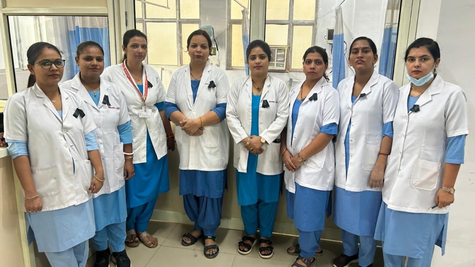 गुरुग्राम में मॉडल ऑनलाइन ट्रांसफर पॉलिसी से नाराज नर्सिंग ऑफिसर्स ने काले बिल्ले लगाकर जताया विरोध