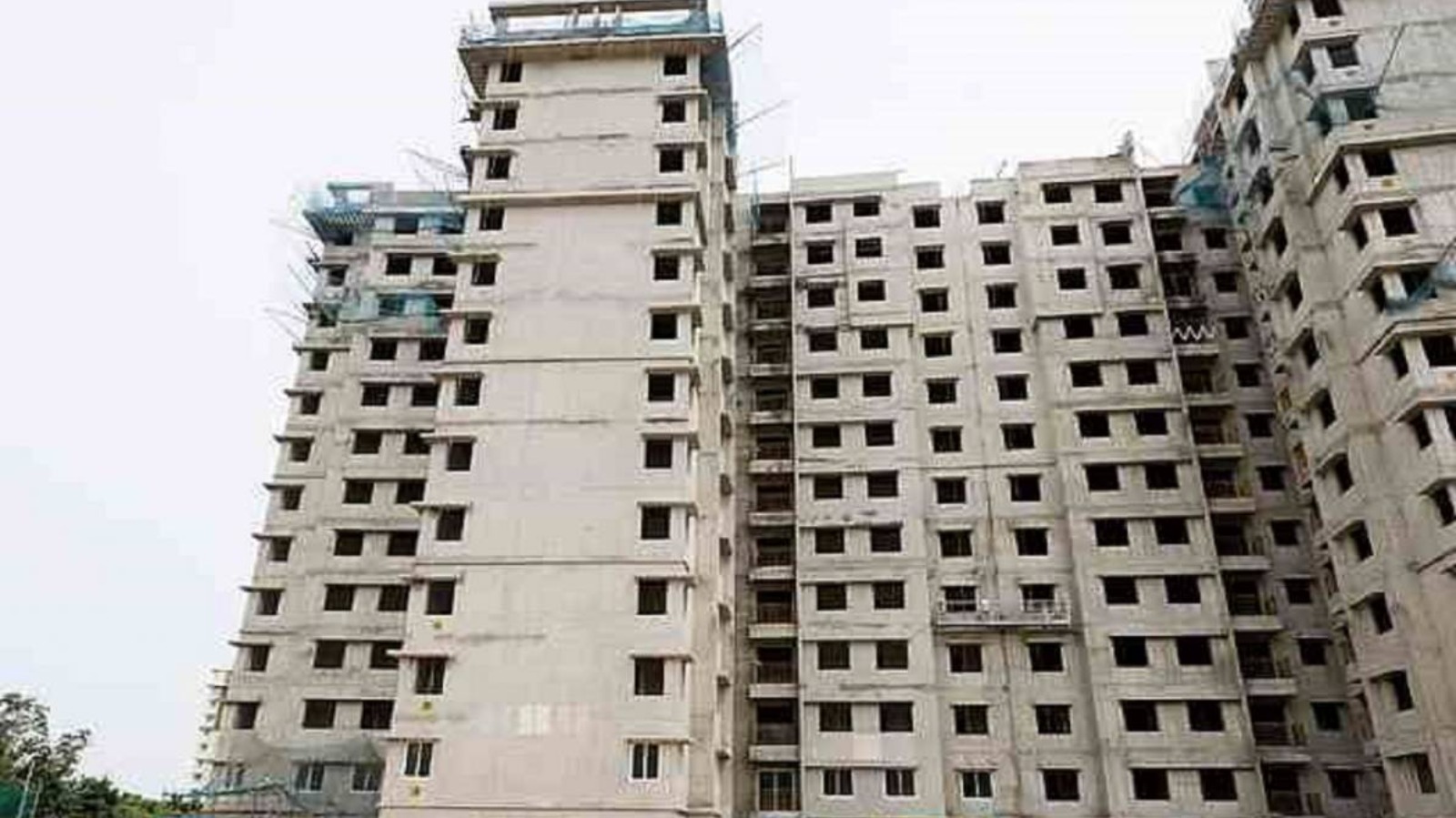 गुरुग्राम में बिल्डर्स पर प्रशासन का हथोड़ा, 446 करोड़ बकाया होने पर 71 बिल्डर्स के बैंक खाते किए फ्रीज